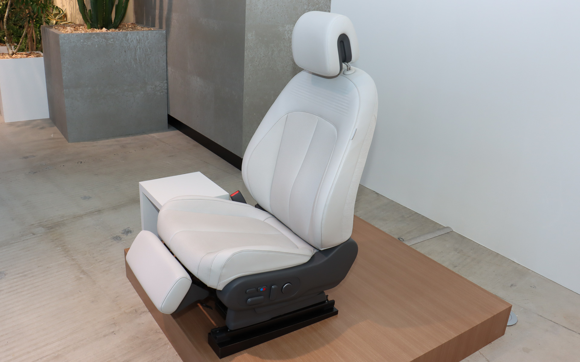 「Relaxing Lounge」ではアイオニック ファイブのフロントシートに採用されている「リラクセーションコンフォートシート」の座り心地を試せる