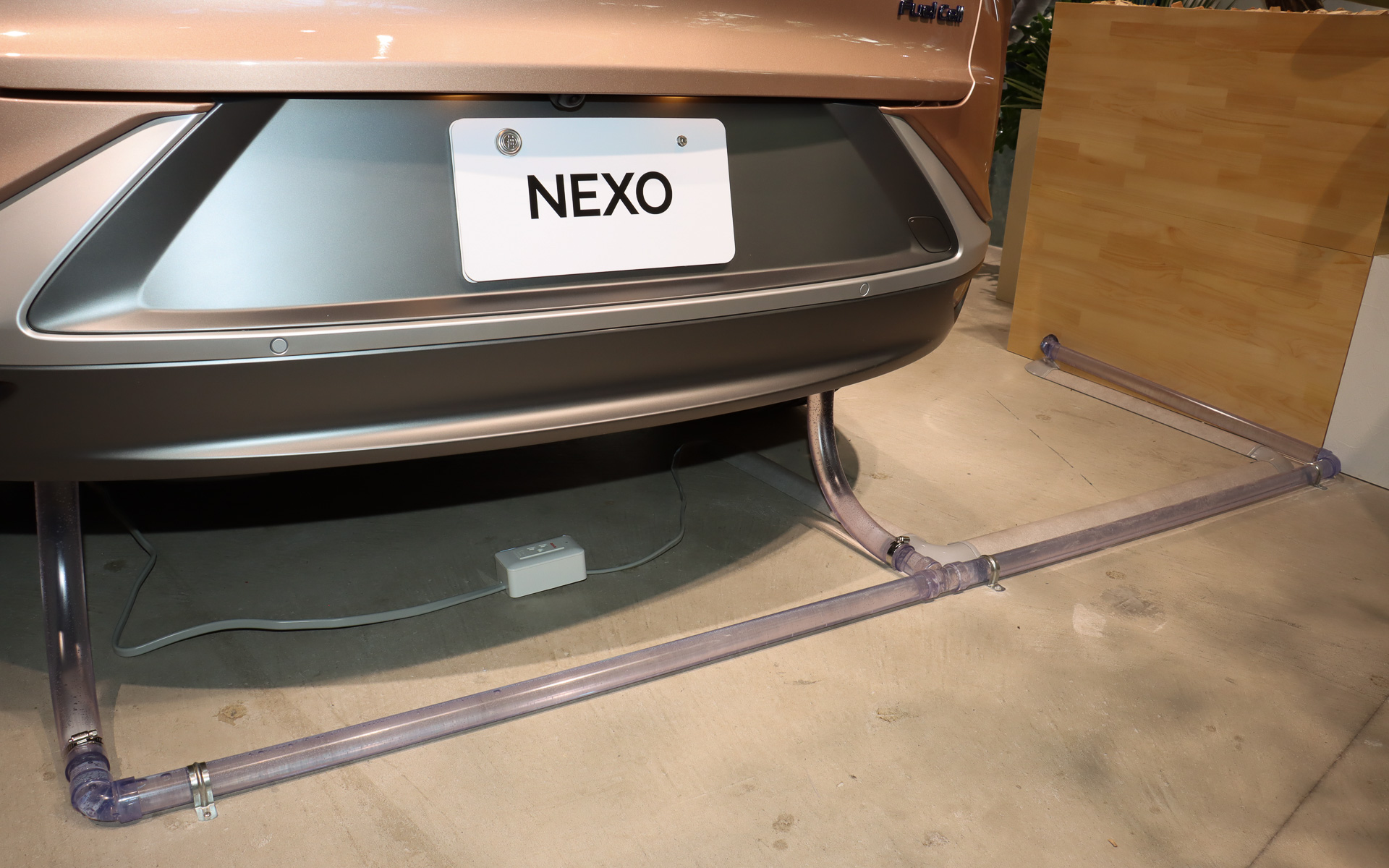 ネッソの排水口から出た水を使って周囲の植物に水やりを行なうというイメージ展示。もちろん、展示された車両でフル加速時のような大きな発電を行なうシチュエーションは起きないので、ホースから出ている水はダミーとなっている