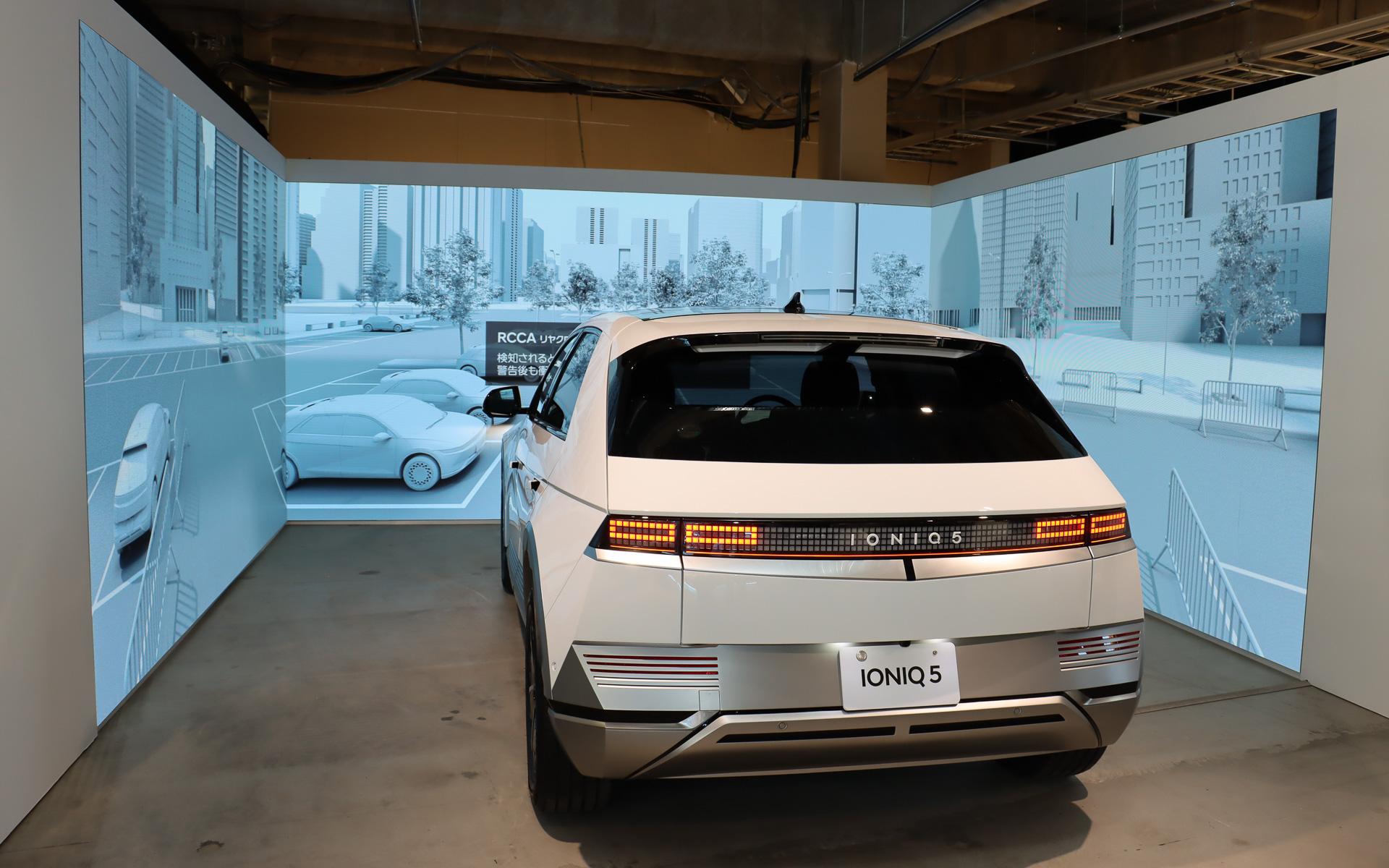 3面の大型ディスプレイとタブレットを活用してアイオニック ファイブのADAS（先進運転支援システム）機能を紹介する「IONIQ 5 Driving Theater」