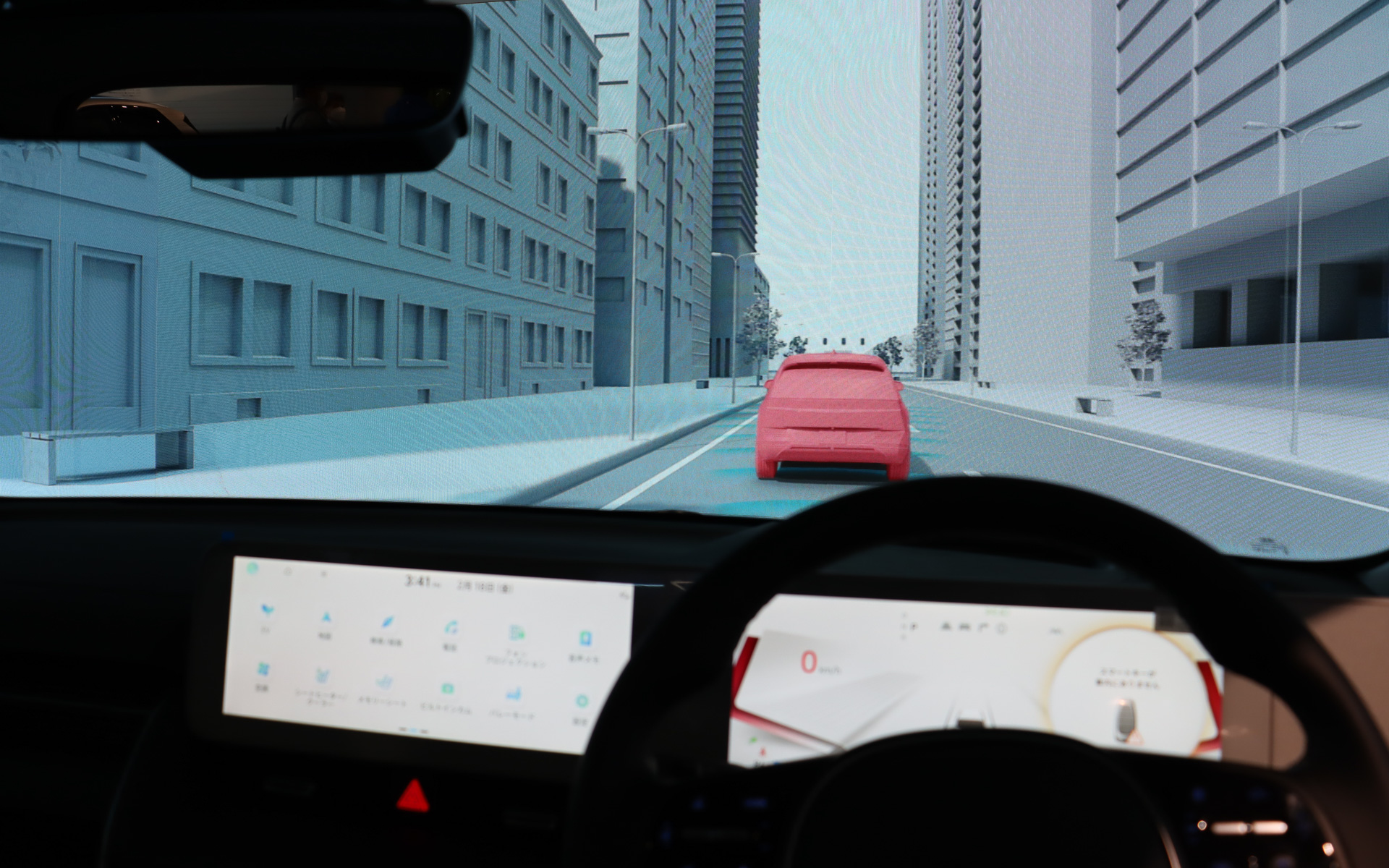 大型ディスプレイにムービーが流れ、運転席に座っていると走行時のADAS作動を模擬体験できる