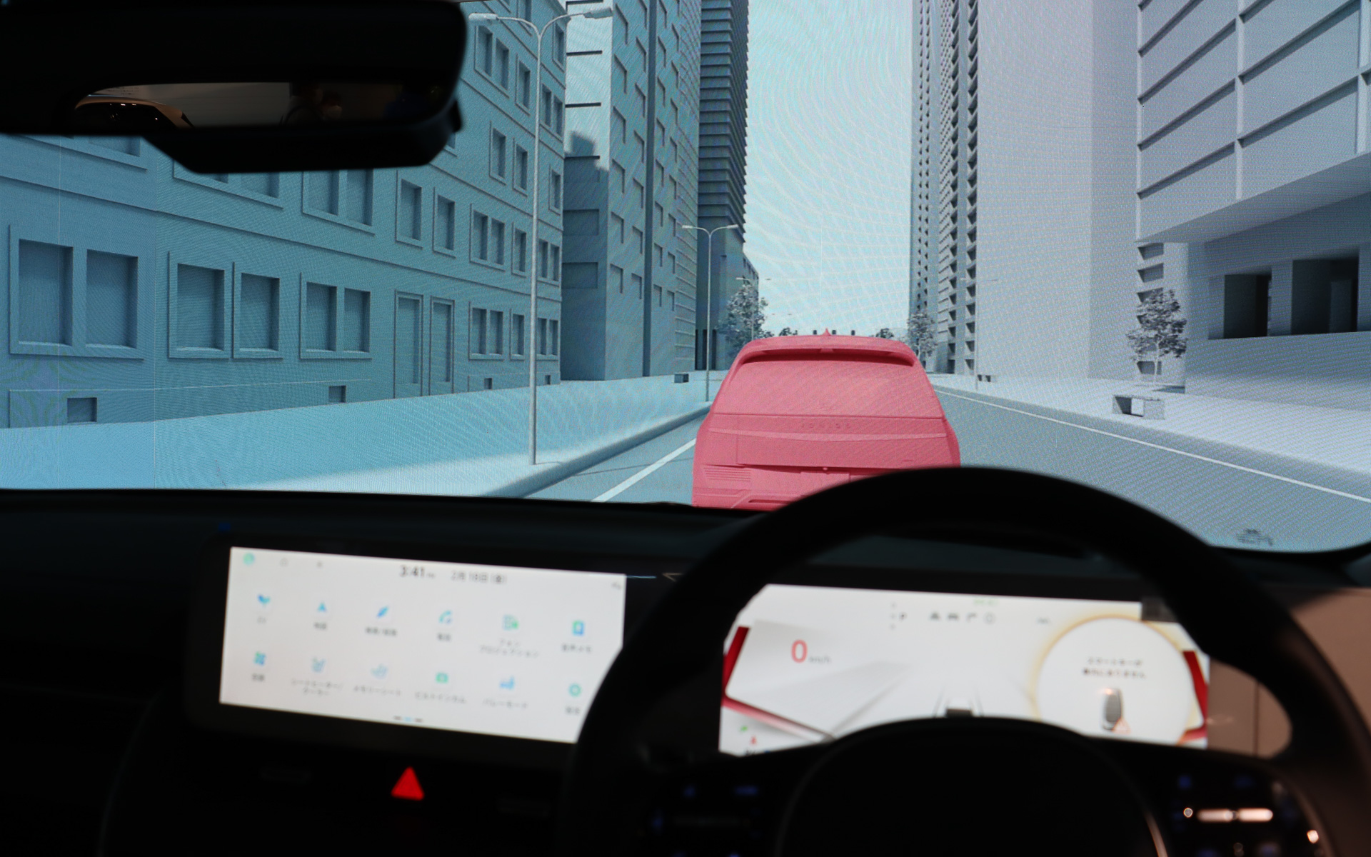 大型ディスプレイにムービーが流れ、運転席に座っていると走行時のADAS作動を模擬体験できる