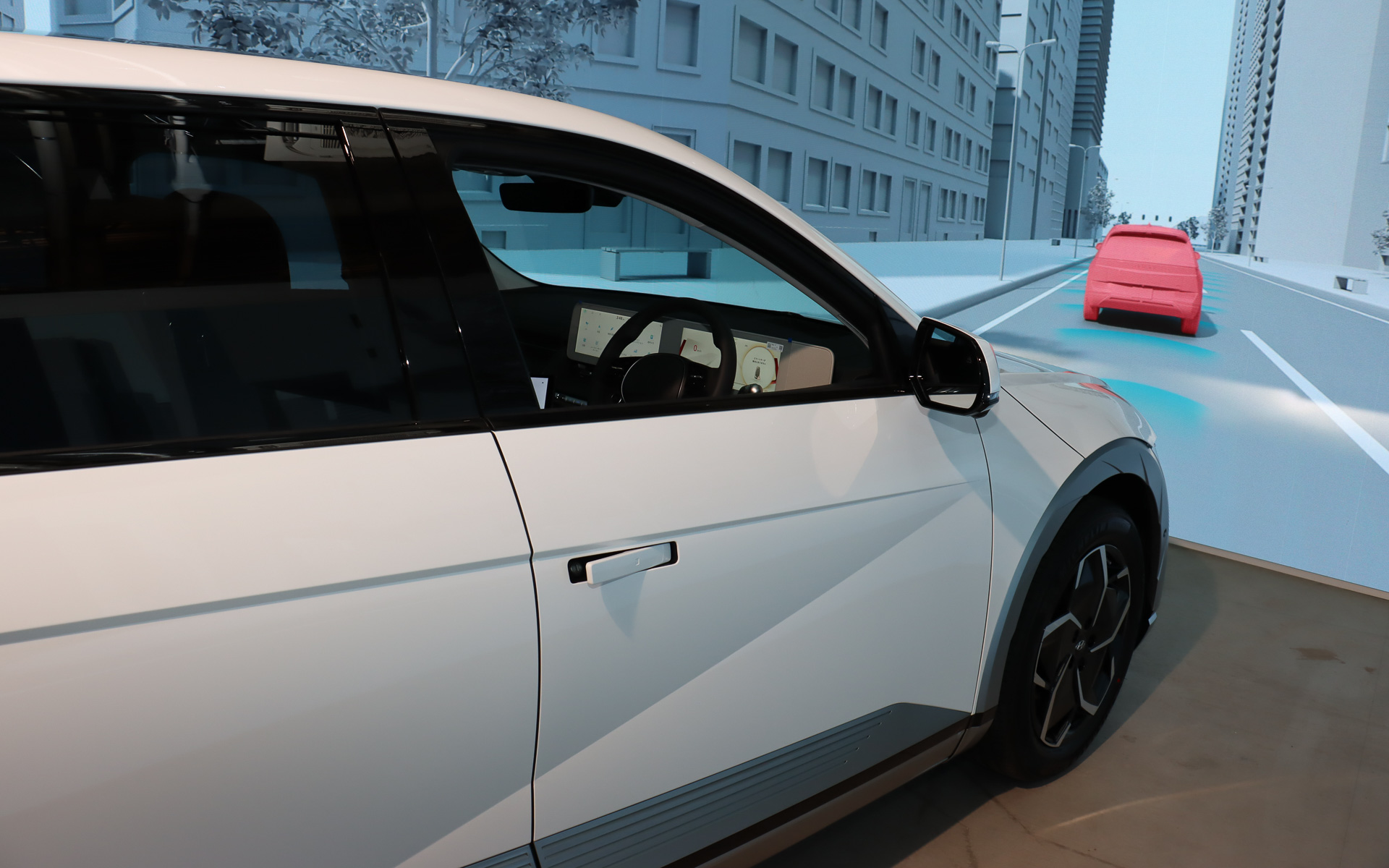 大型ディスプレイにムービーが流れ、運転席に座っていると走行時のADAS作動を模擬体験できる