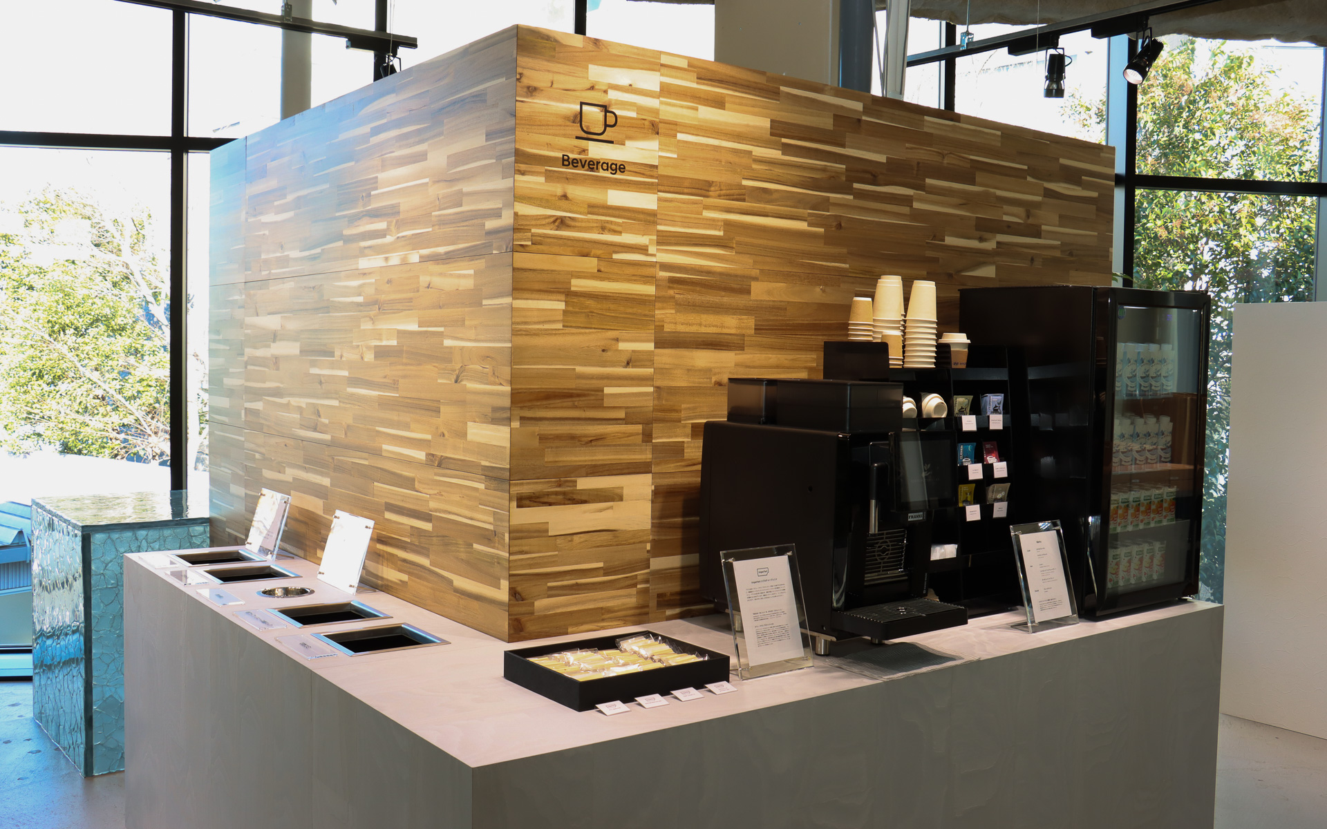 「カフェ・デラス プロジェクト」のフェアトレードコーヒーやナッツ類などを提供するカフェコーナー