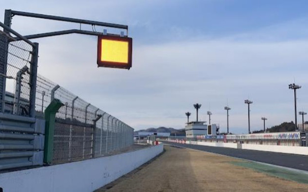 最終コーナー立ち上がり21番ポストのライトパネル（イエロー点灯）