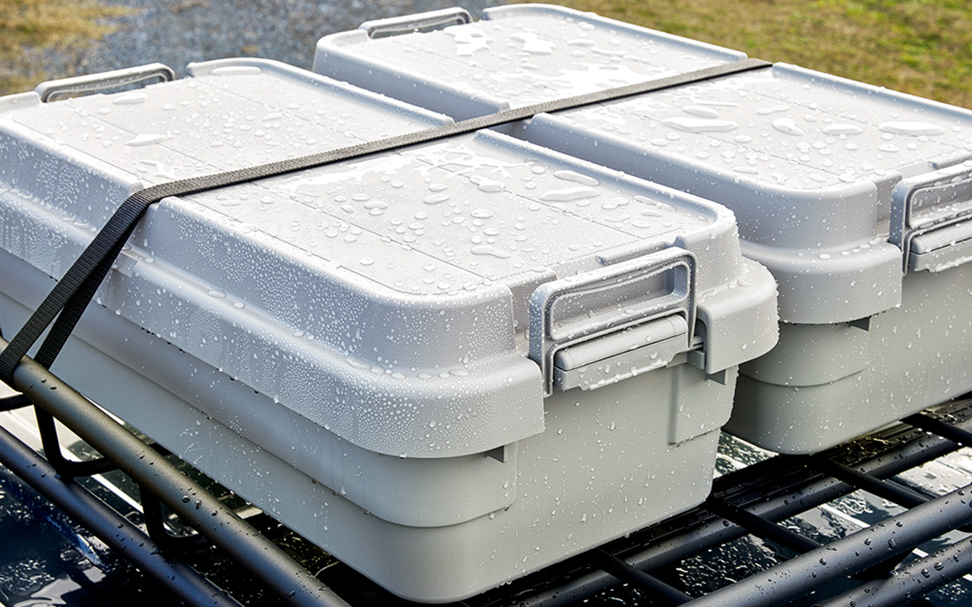完全防水ではないが雨やほこりが入りにくい構造のフタを採用