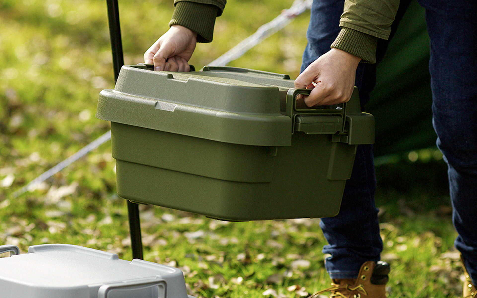 持ち運びしやすいバックル付き