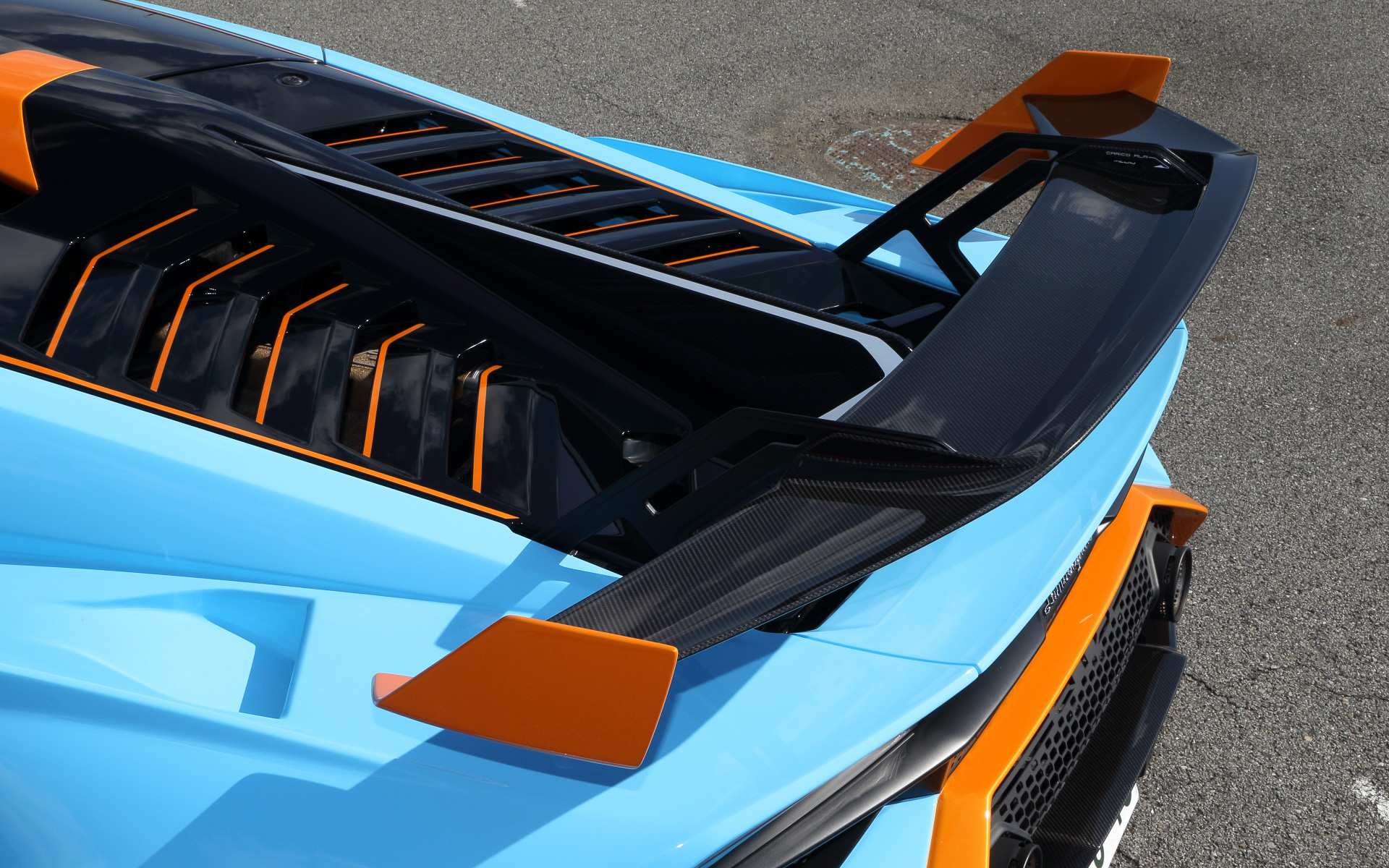 フロントルーバーやフロントスプリッターによってダウンフォースとドラッグの最適化が行なわれ、一体成形のフロントカウル「Cofango（コファンゴ）」によってダウンフォースとクーリング性能も高められている。リアはセントラルシャークフィンによって、ヨー安定性を高める同時にリアウイングへの気流も整えている。リアウイングは中央部が可変式となっていて、サーキットの特性に合わせてドラッグの最適化を行なえる