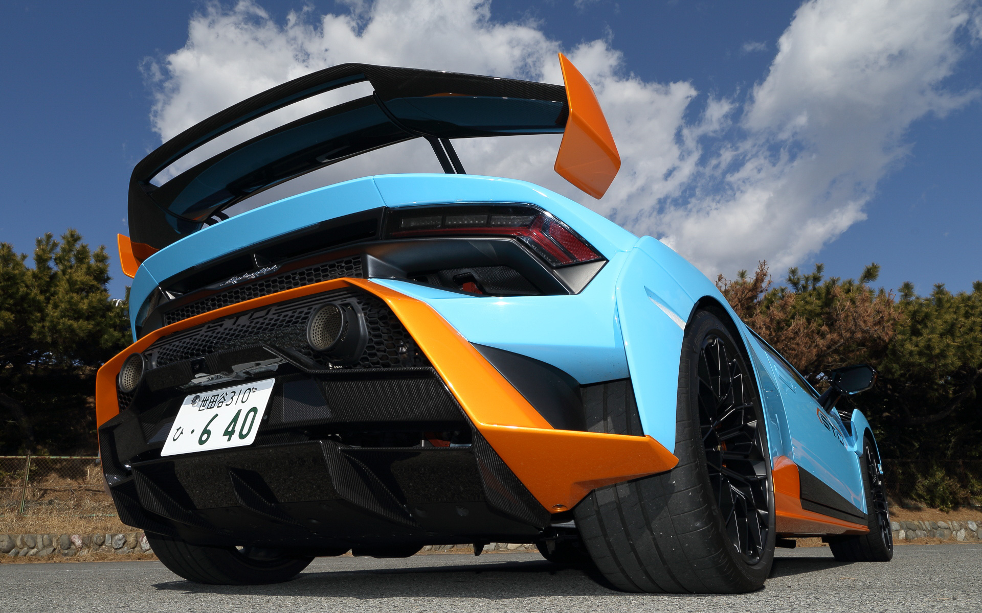 フロントルーバーやフロントスプリッターによってダウンフォースとドラッグの最適化が行なわれ、一体成形のフロントカウル「Cofango（コファンゴ）」によってダウンフォースとクーリング性能も高められている。リアはセントラルシャークフィンによって、ヨー安定性を高める同時にリアウイングへの気流も整えている。リアウイングは中央部が可変式となっていて、サーキットの特性に合わせてドラッグの最適化を行なえる