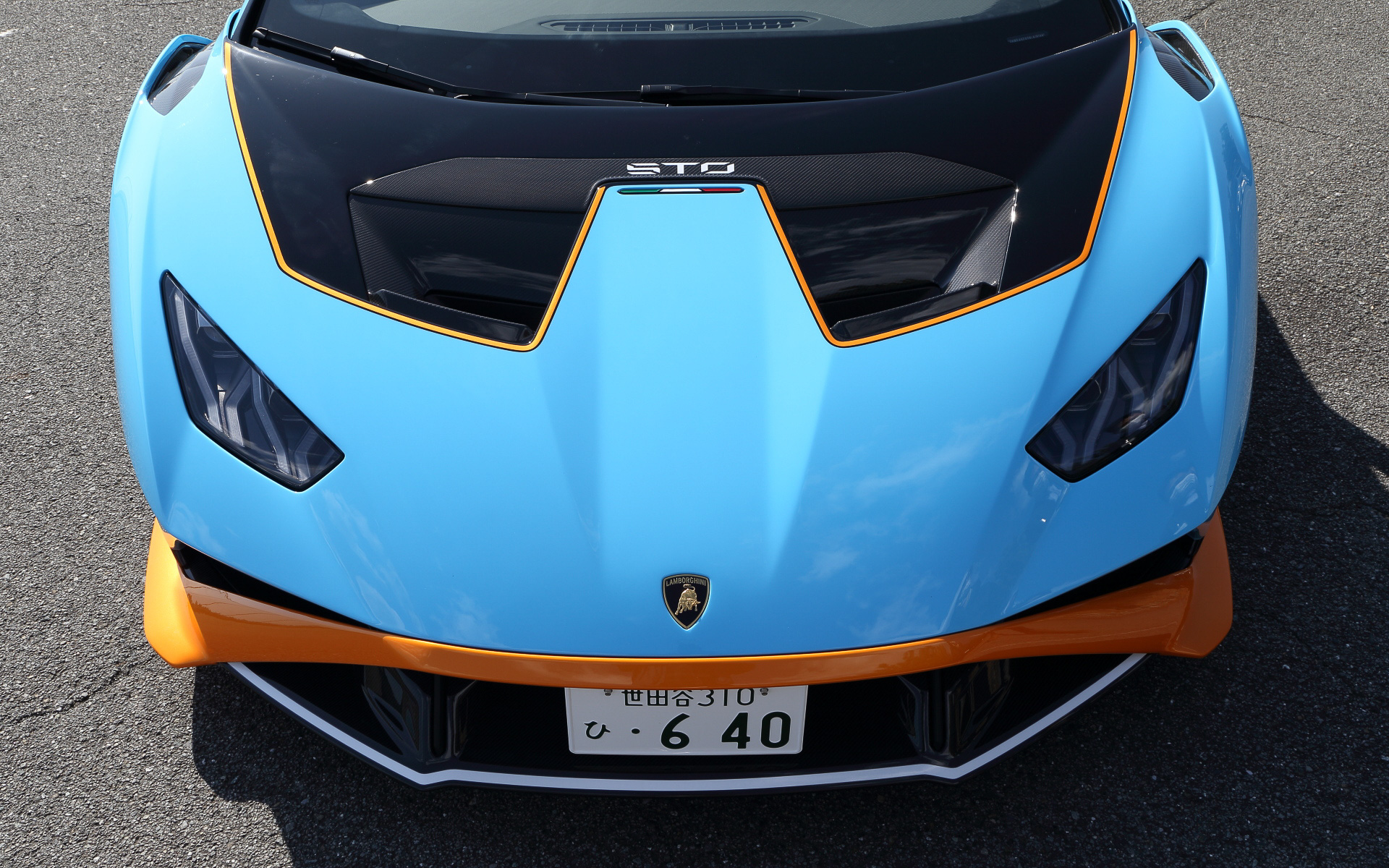 フロントルーバーやフロントスプリッターによってダウンフォースとドラッグの最適化が行なわれ、一体成形のフロントカウル「Cofango（コファンゴ）」によってダウンフォースとクーリング性能も高められている。リアはセントラルシャークフィンによって、ヨー安定性を高める同時にリアウイングへの気流も整えている。リアウイングは中央部が可変式となっていて、サーキットの特性に合わせてドラッグの最適化を行なえる