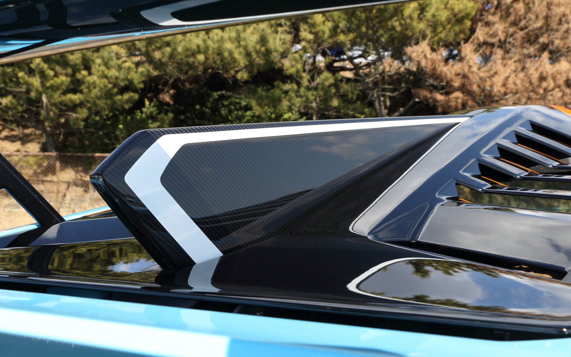 フロントルーバーやフロントスプリッターによってダウンフォースとドラッグの最適化が行なわれ、一体成形のフロントカウル「Cofango（コファンゴ）」によってダウンフォースとクーリング性能も高められている。リアはセントラルシャークフィンによって、ヨー安定性を高める同時にリアウイングへの気流も整えている。リアウイングは中央部が可変式となっていて、サーキットの特性に合わせてドラッグの最適化を行なえる