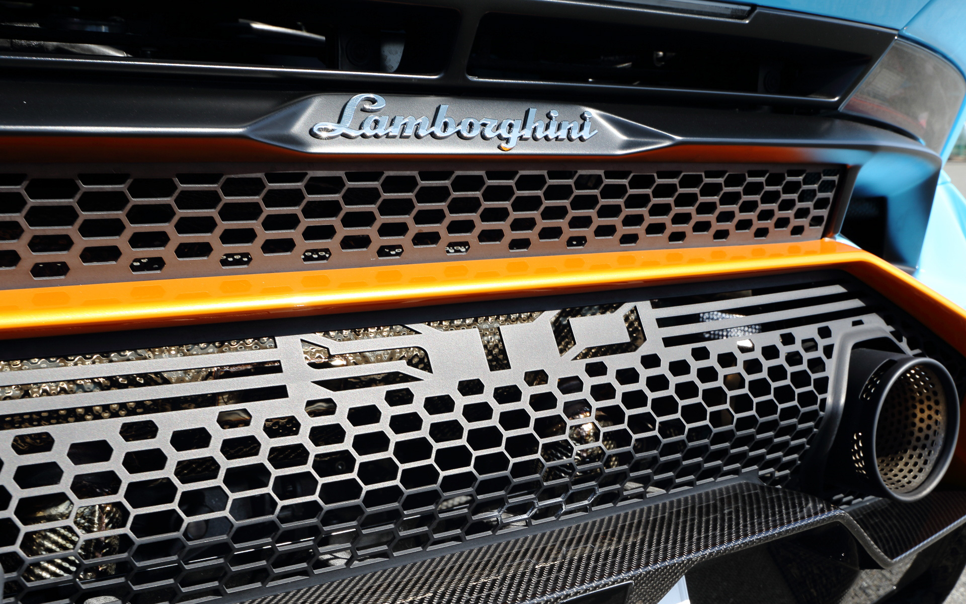 フロントルーバーやフロントスプリッターによってダウンフォースとドラッグの最適化が行なわれ、一体成形のフロントカウル「Cofango（コファンゴ）」によってダウンフォースとクーリング性能も高められている。リアはセントラルシャークフィンによって、ヨー安定性を高める同時にリアウイングへの気流も整えている。リアウイングは中央部が可変式となっていて、サーキットの特性に合わせてドラッグの最適化を行なえる