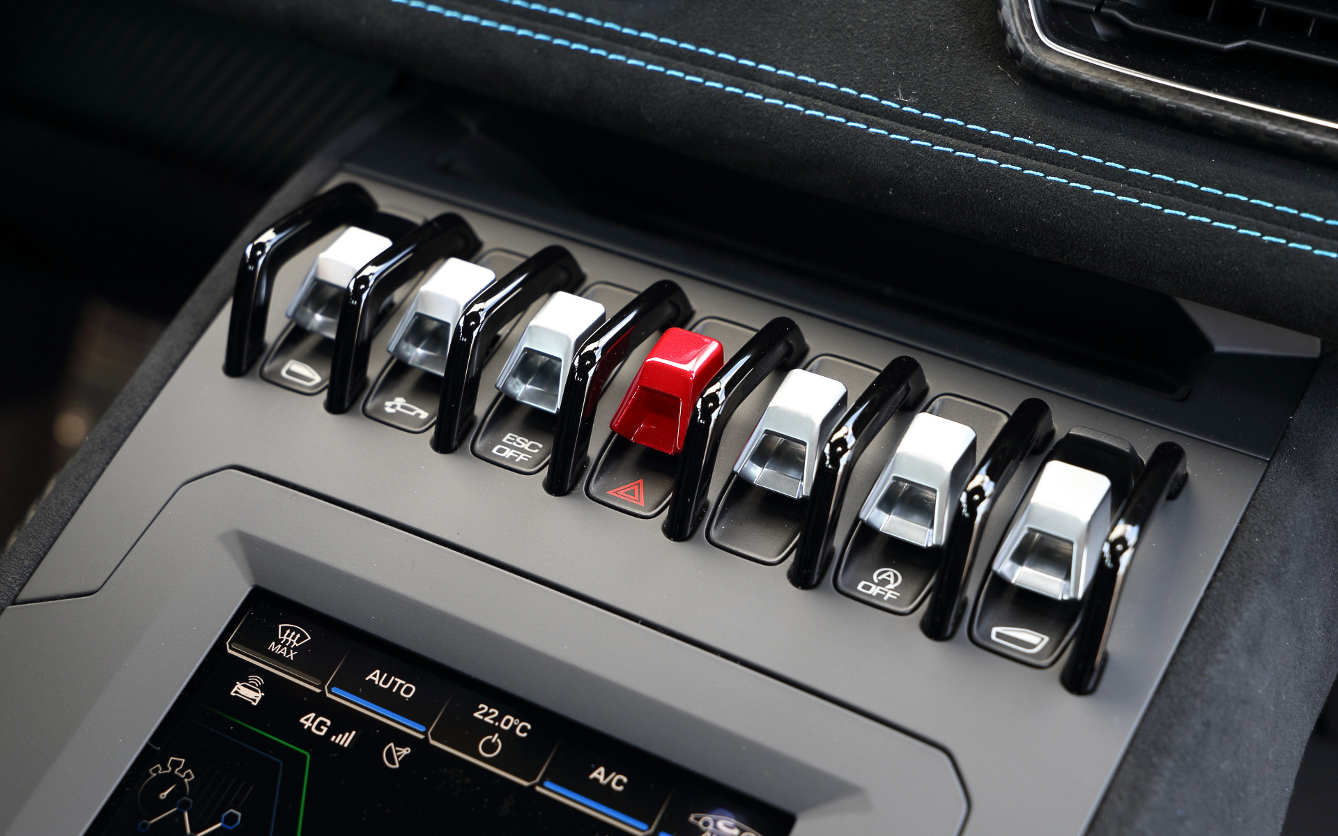 戦闘機を彷彿とさせるスイッチが並ぶ