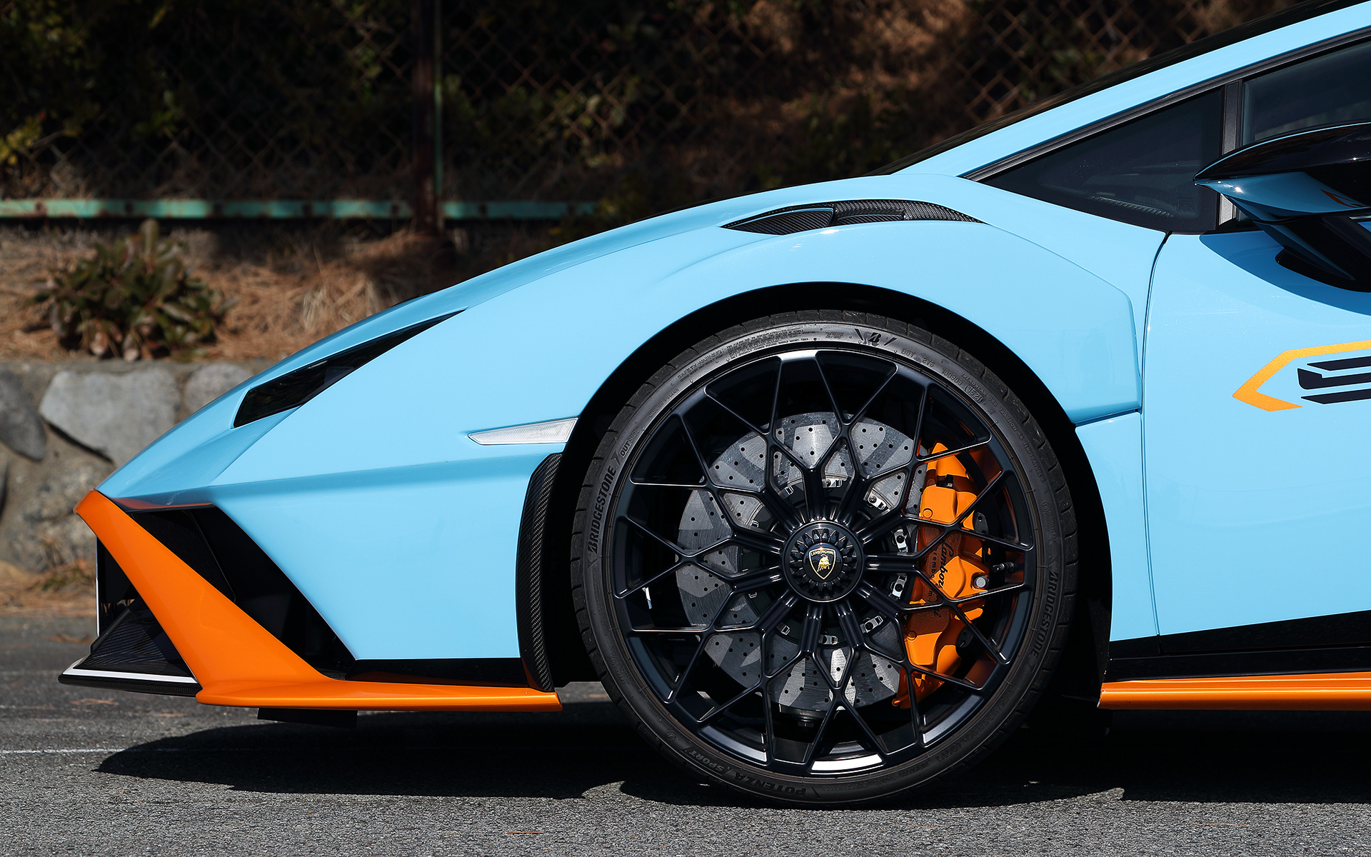 フロントホイールは8.5J×20インチ、タイヤサイズは245/30R20、リアホイールは11J×20インチ、タイヤサイズは305/30R20。装着タイヤはブリヂストン「POTENZA SPORT」。ブレーキはCCM-Rカーボンセラミックディスク、ベンチレーテッド/クロスドリルド（フロントΦ390×34mm、リアΦ360×28mm）と、フロント6ピストン・アルミ製キャリパー、リア4ピストン・アルミ製キャリパーの組み合わせ