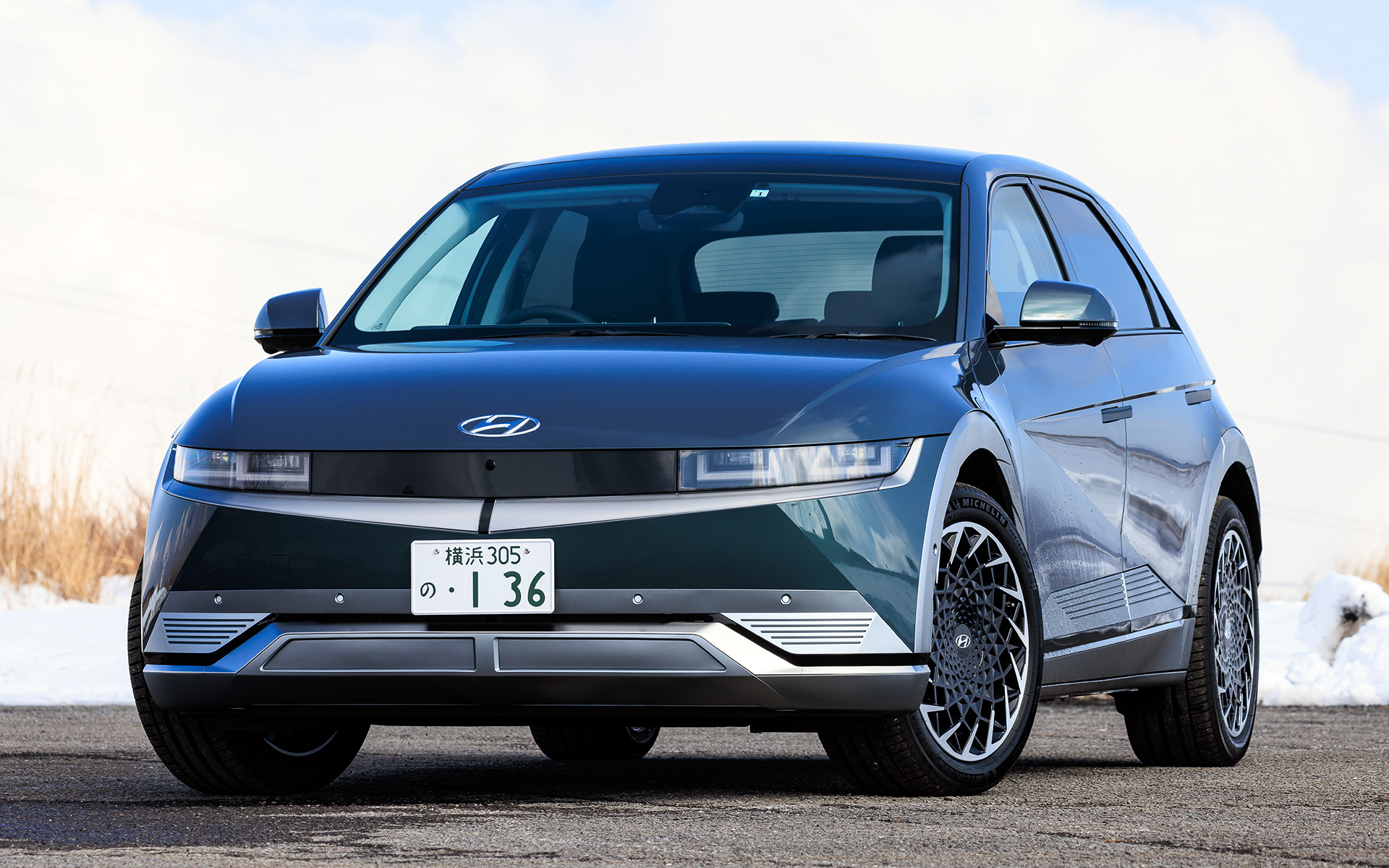 今回試乗したのは、ヒョンデ（Hyundai Motor Company）の新型BEV「IONIQ 5（アイオニック ファイブ）」。2WD（RR）仕様の「IONIQ 5」（479万円）、「IONIQ 5 Voyage」（519万円）、「IONIQ 5 Lounge」（549万円）に加え前後にモーターを搭載する4WD仕様の「IONIQ 5 Lounge AWD」（589万円）をラインアップ。ヒョンデの公式サイトなどで5月よりオーダーの受付を開始し、7月からデリバリーを開始する予定