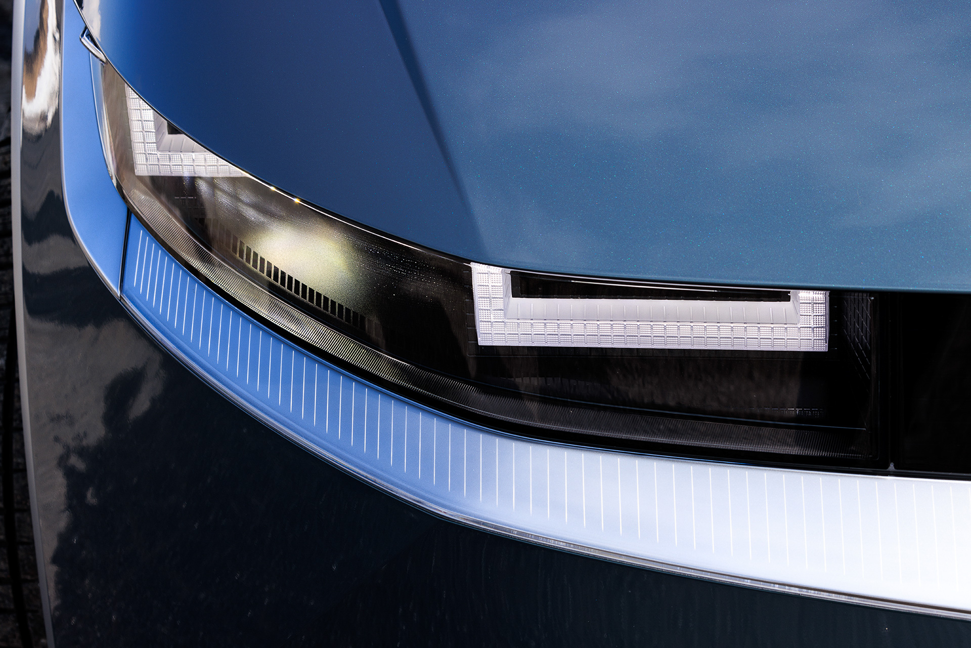 アイオニック 5の外観には「パラメトリックピクセル」と呼ばれるデザイン言語を用い、デジタル画像の最小単位であるピクセルにアナログの感性を加えるという考え方によって独創的なビジュアルを生み出した。足下は20インチホイールにミシュラン「パイロットスポーツ EV」（255/45R20）をセット