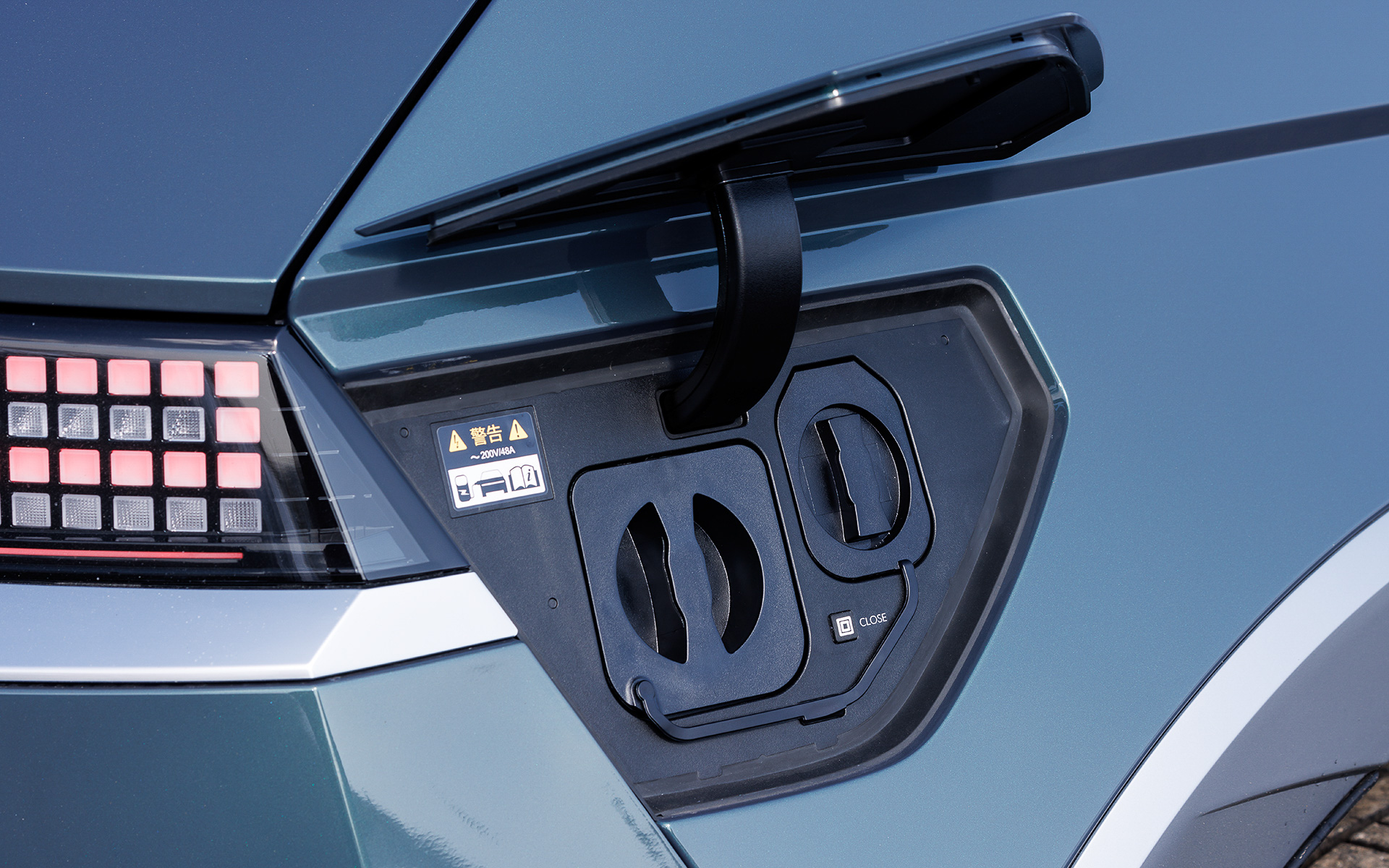 AC200Vの普通充電とCHAdeMO仕様の急速充電に対応