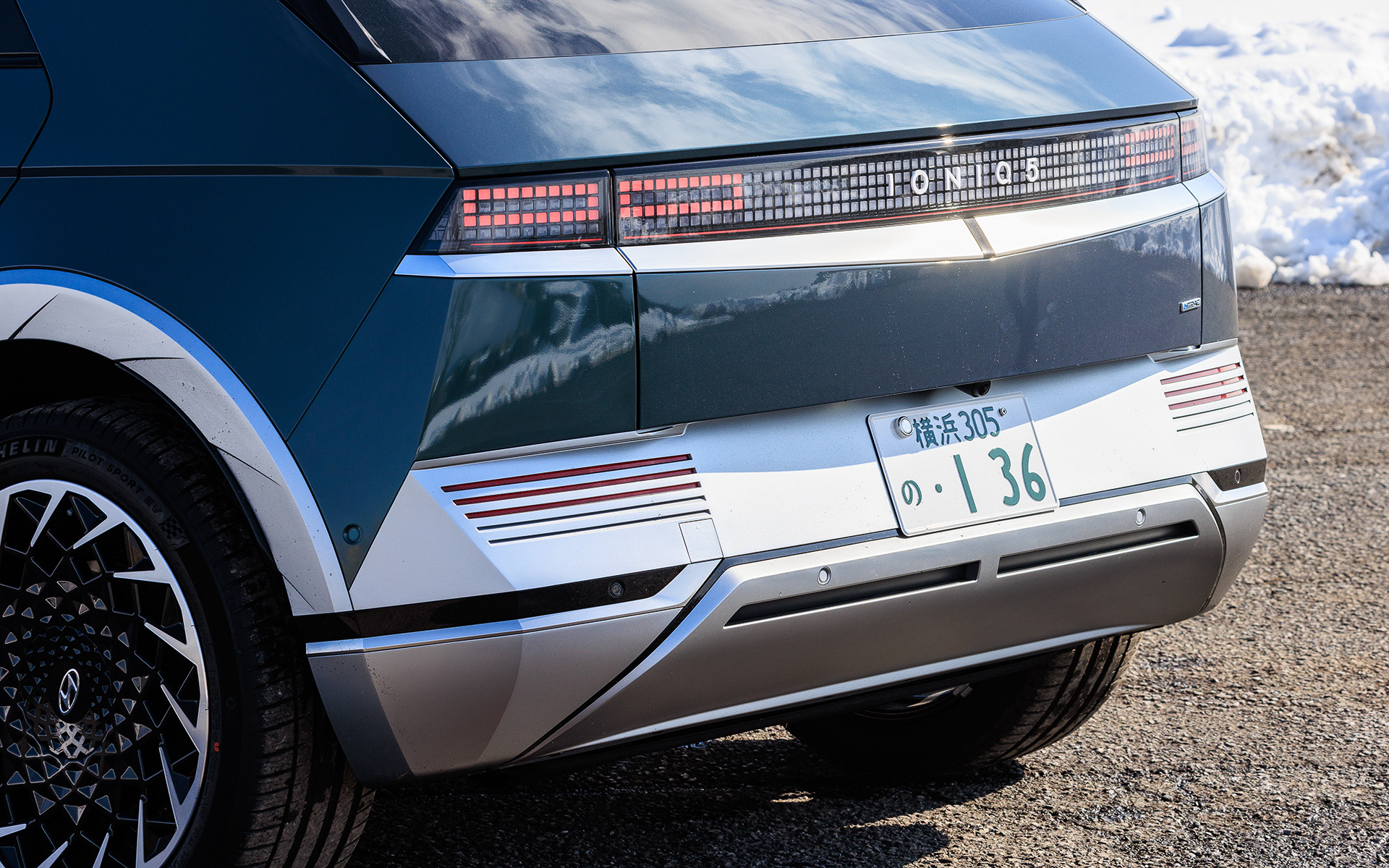 アイオニック 5の外観には「パラメトリックピクセル」と呼ばれるデザイン言語を用い、デジタル画像の最小単位であるピクセルにアナログの感性を加えるという考え方によって独創的なビジュアルを生み出した。足下は20インチホイールにミシュラン「パイロットスポーツ EV」（255/45R20）をセット