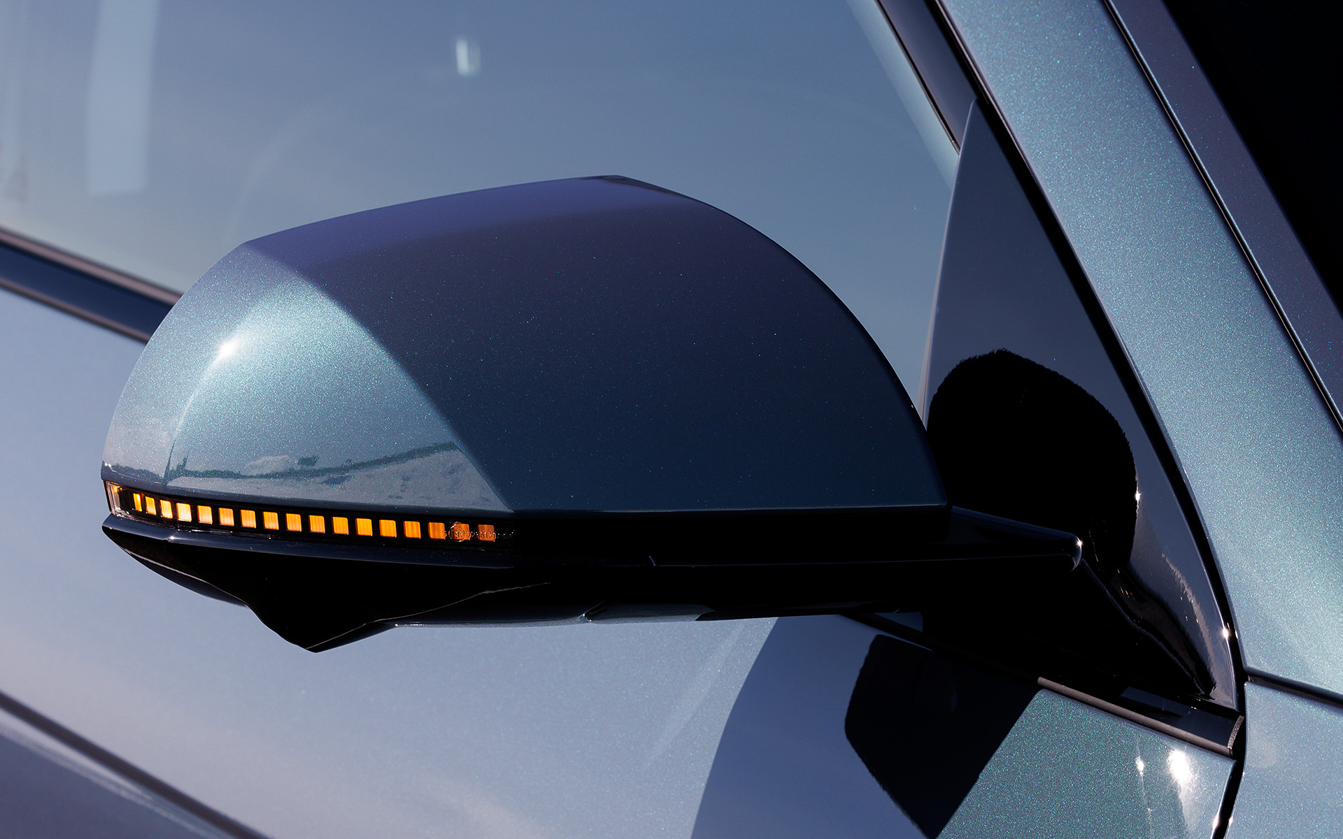 アイオニック 5の外観には「パラメトリックピクセル」と呼ばれるデザイン言語を用い、デジタル画像の最小単位であるピクセルにアナログの感性を加えるという考え方によって独創的なビジュアルを生み出した。足下は20インチホイールにミシュラン「パイロットスポーツ EV」（255/45R20）をセット