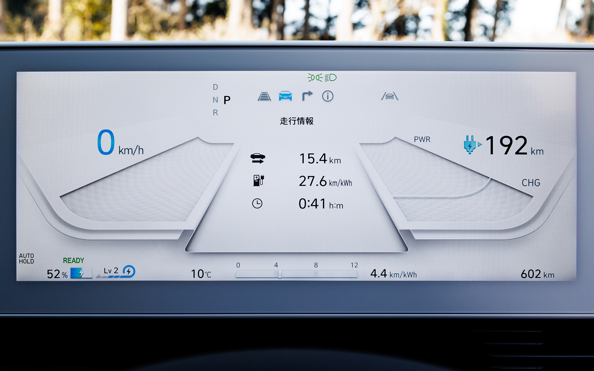 快適な居住空間（Living Space）をテーマに、フラットで広々とした空間が特徴のアイオニック 5のインテリア。インフォテイメントシステムではコネクテッドカーサービスである「Bluelink」が5年間無償で提供され、カーナビの地図データを通信を使ったOTA（Over The Air）でアップデート可能
