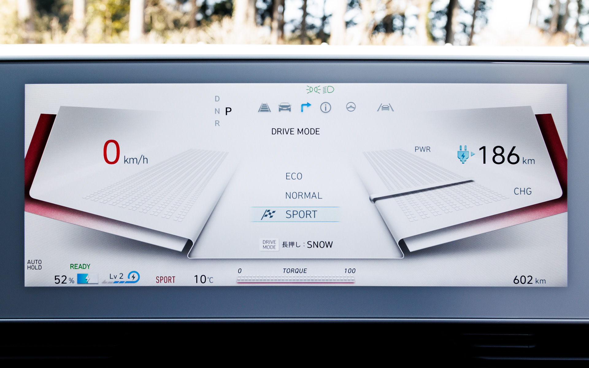 快適な居住空間（Living Space）をテーマに、フラットで広々とした空間が特徴のアイオニック 5のインテリア。インフォテイメントシステムではコネクテッドカーサービスである「Bluelink」が5年間無償で提供され、カーナビの地図データを通信を使ったOTA（Over The Air）でアップデート可能