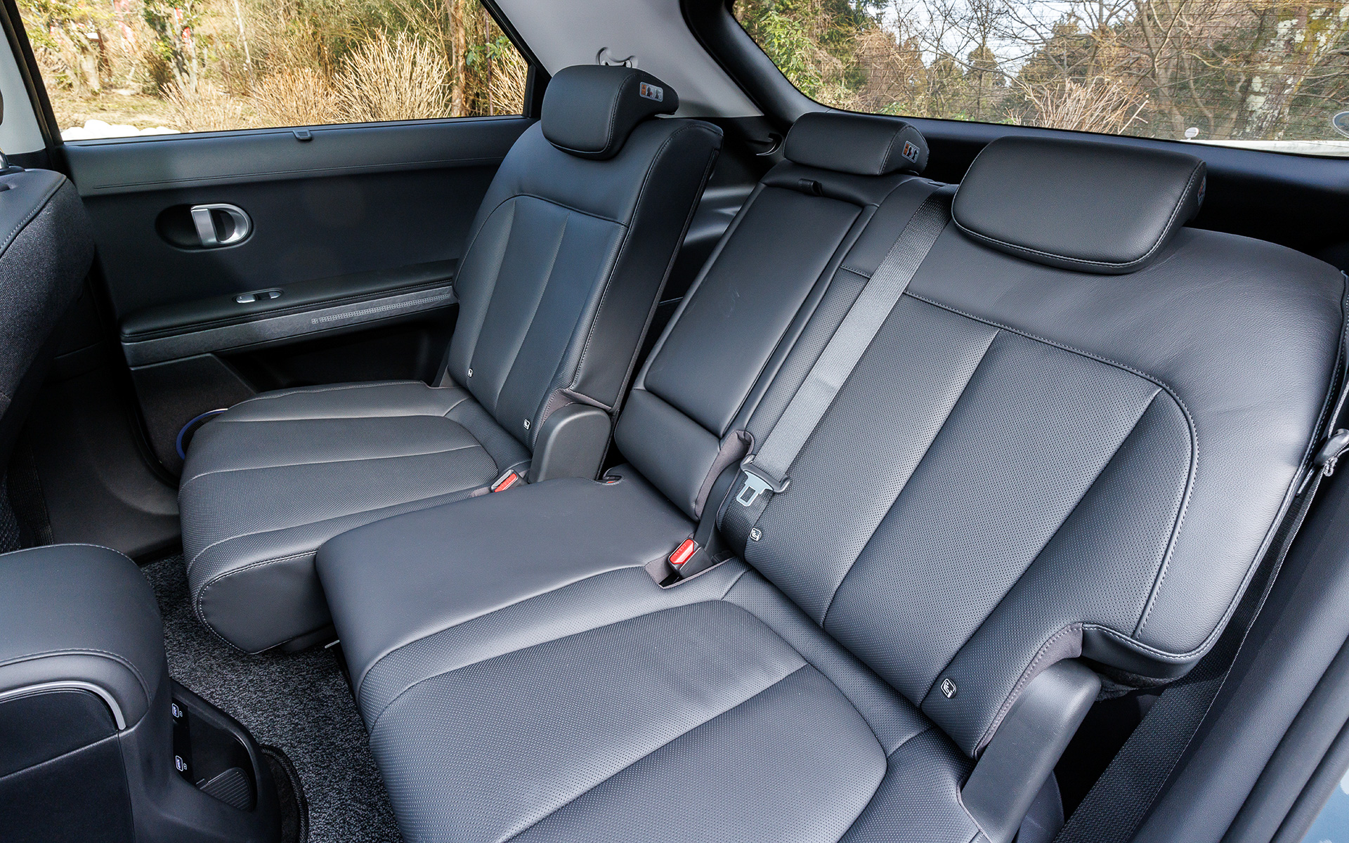 「スライドコンソール」「リラクセーションコンフォートシート」「後部座席まで含めた電動スライドシート」により、フラットフロアに自由な空間を作ることを可能にしたという