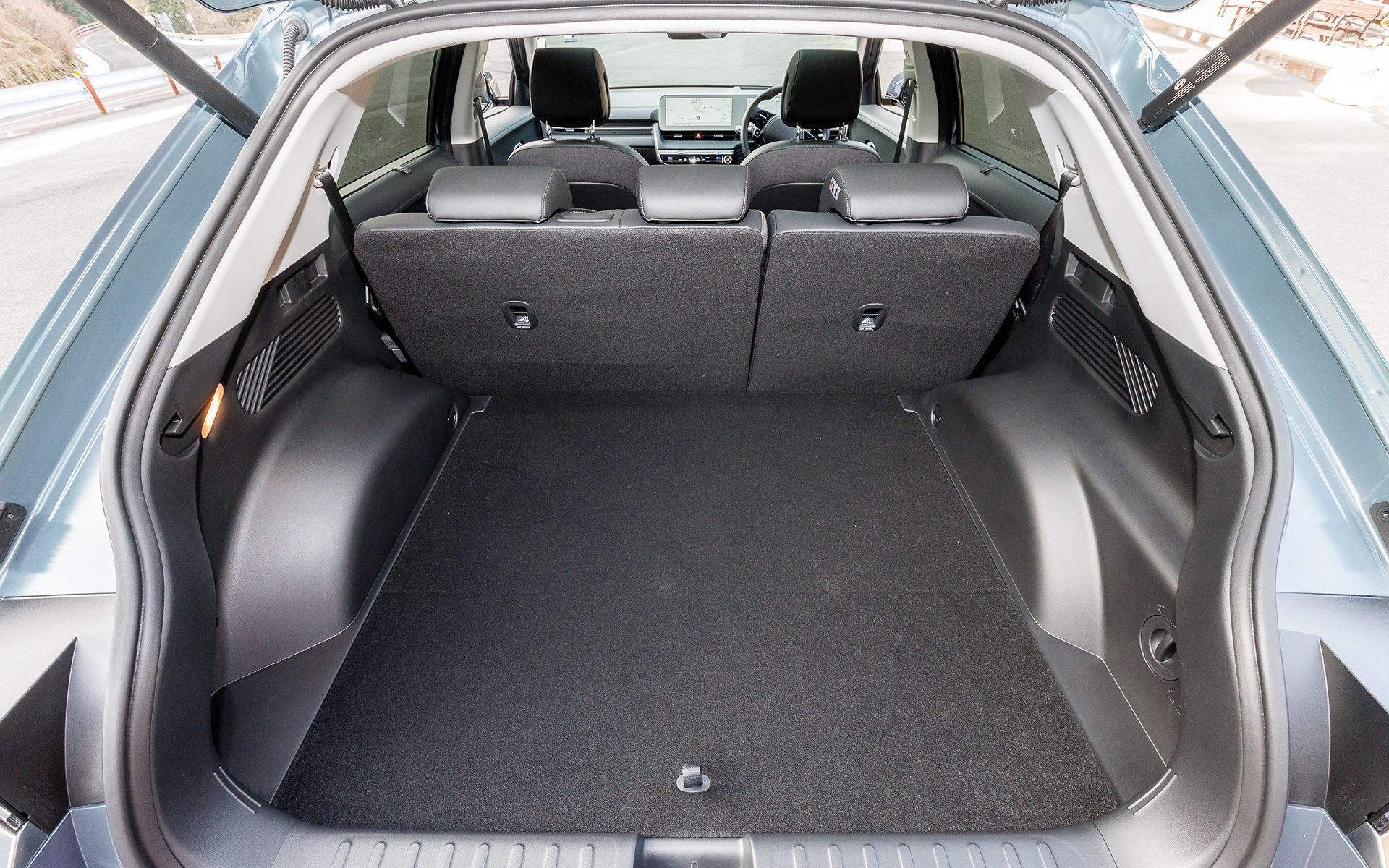 ラゲッジルーム容量は527L。フラットなスペースを作り出すこともできる