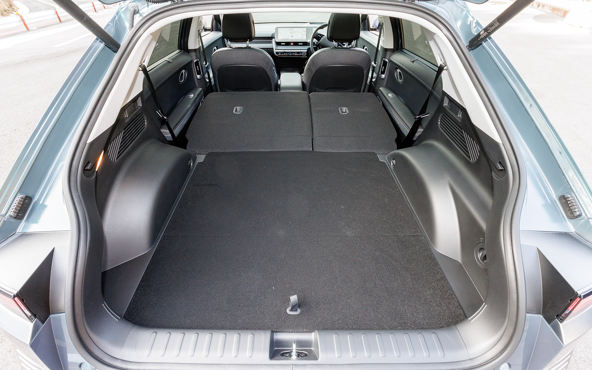 ラゲッジルーム容量は527L。フラットなスペースを作り出すこともできる