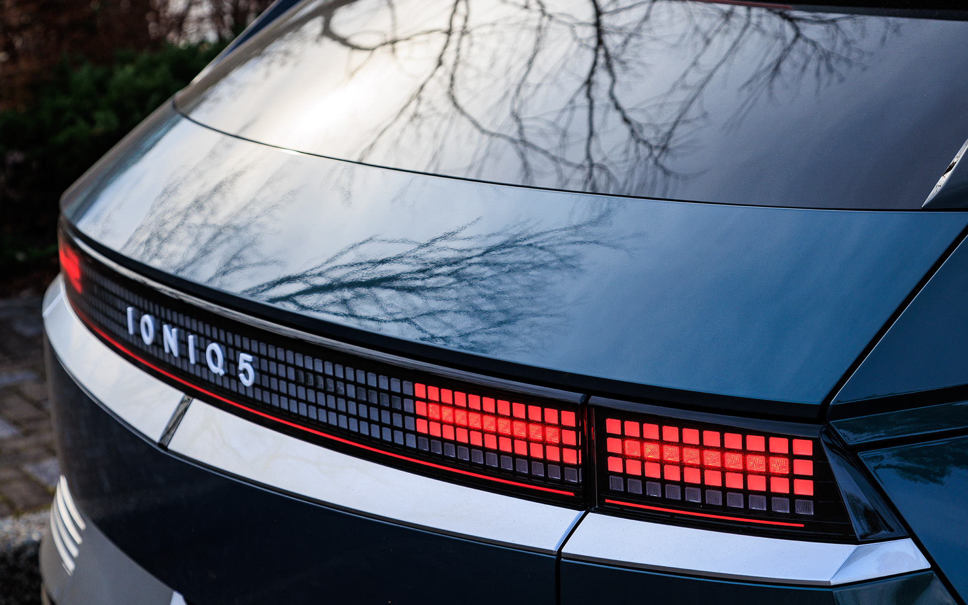 アイオニック 5の外観には「パラメトリックピクセル」と呼ばれるデザイン言語を用い、デジタル画像の最小単位であるピクセルにアナログの感性を加えるという考え方によって独創的なビジュアルを生み出した。足下は20インチホイールにミシュラン「パイロットスポーツ EV」（255/45R20）をセット