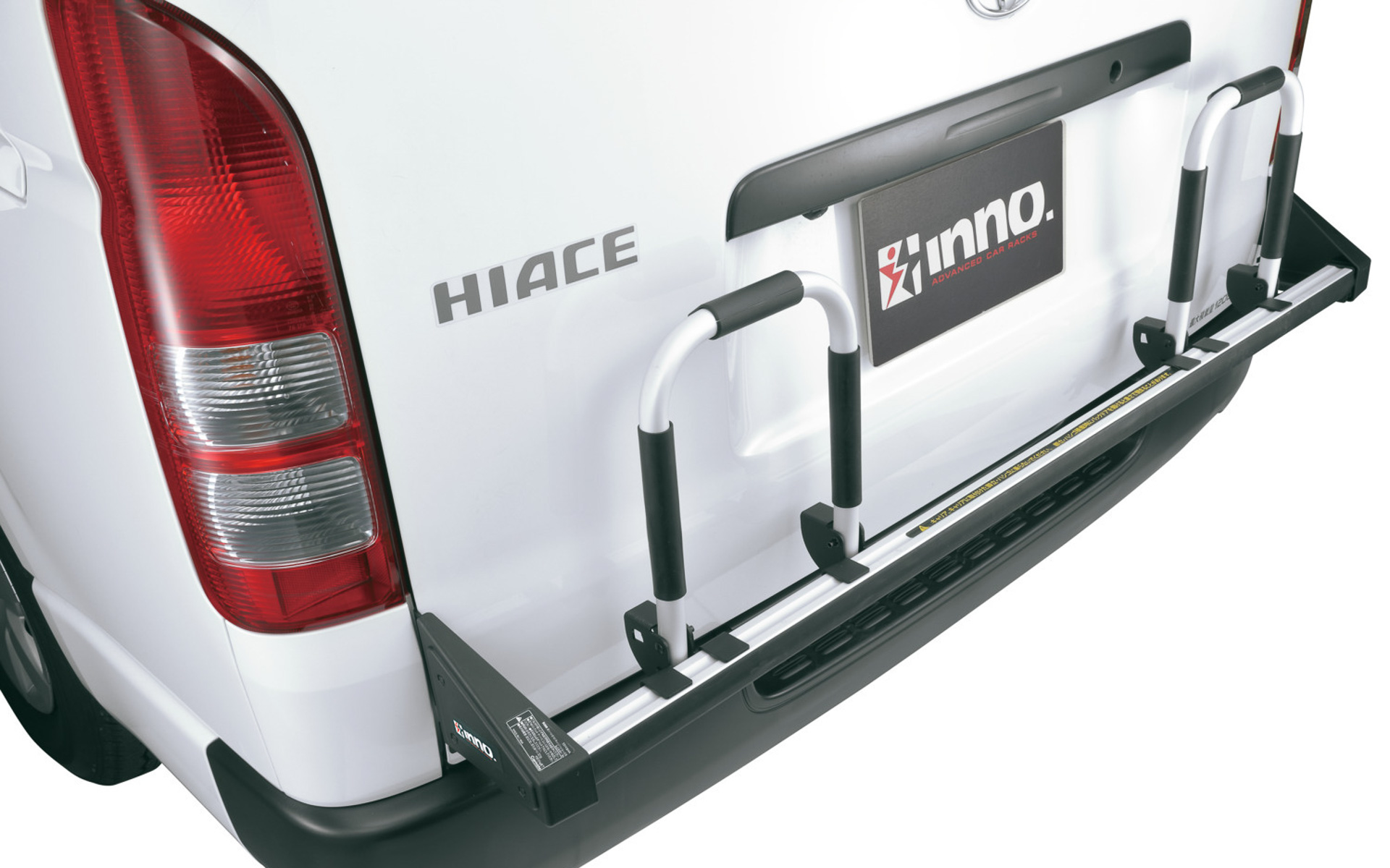 下側には積載物を支える折り畳み式のコの字アームを搭載