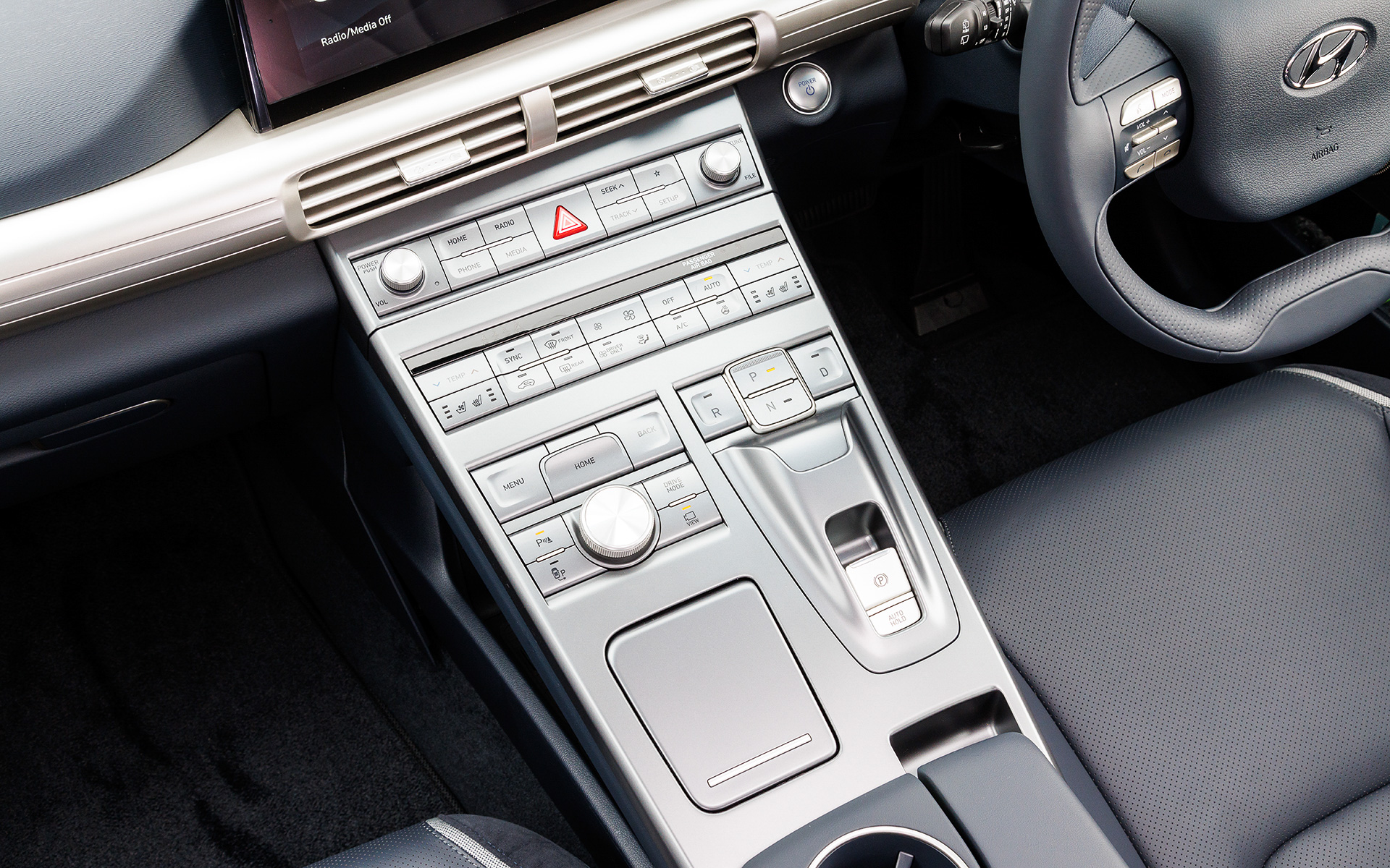 インテリアでは2本スポークタイプのステアリングを備えるとともに、電動式シフトボタンやオートエアコンなどのスイッチ類を設定する大型のセンターコンソールを採用