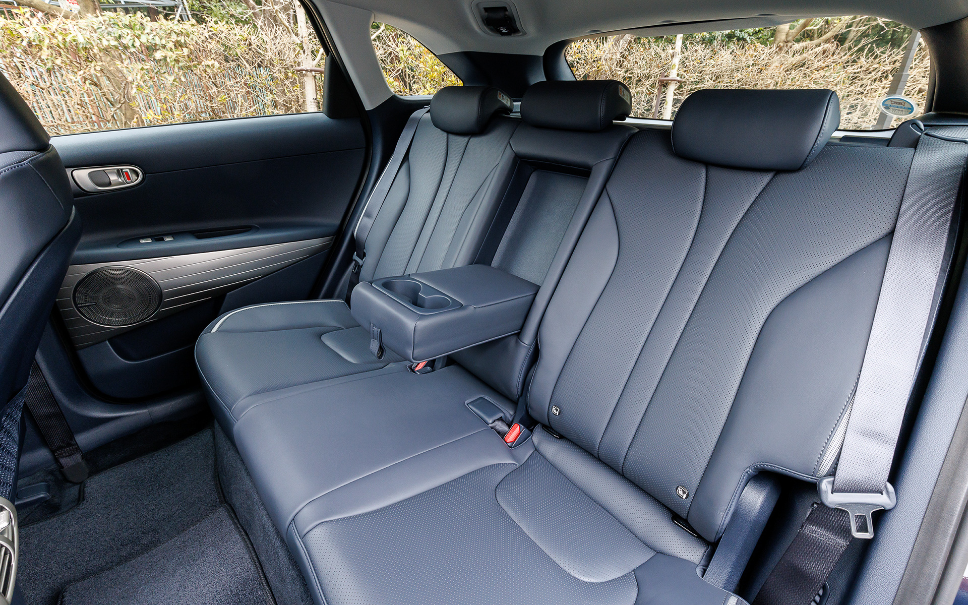 インテリアでは2本スポークタイプのステアリングを備えるとともに、電動式シフトボタンやオートエアコンなどのスイッチ類を設定する大型のセンターコンソールを採用