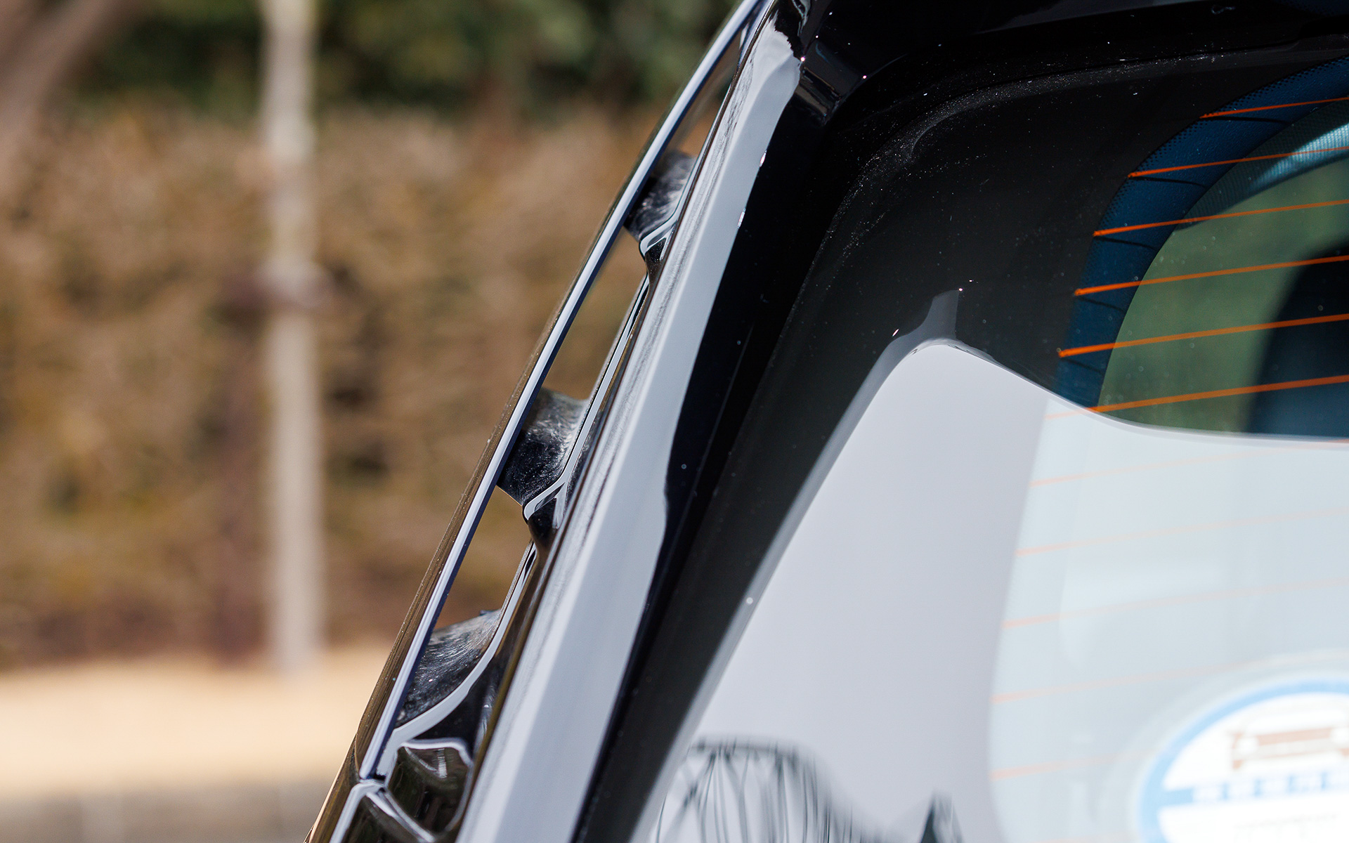 オートフラッシュドアハンドルやDピラーエアトンネルなどを用いてエアロダイナミクスを追求し、Cd値は0.32を実現