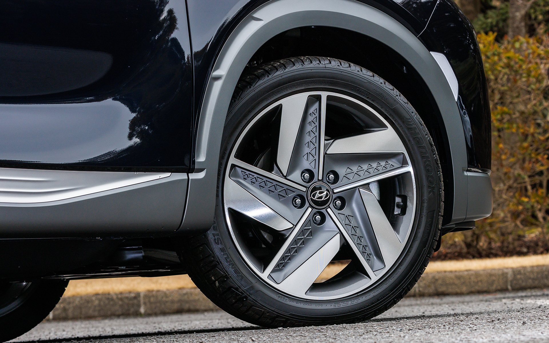 足下は空力性能を意識した19インチホイールにハンコック「Ventus S1 evo2 SUV」（245/45R19）をセット