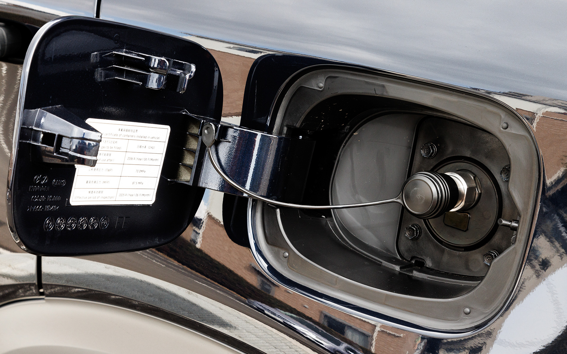 公称使用圧力70MPaで容量52.2Lの水素タンクを3本搭載。100％充填基準走行可能距離は820kmとなっている