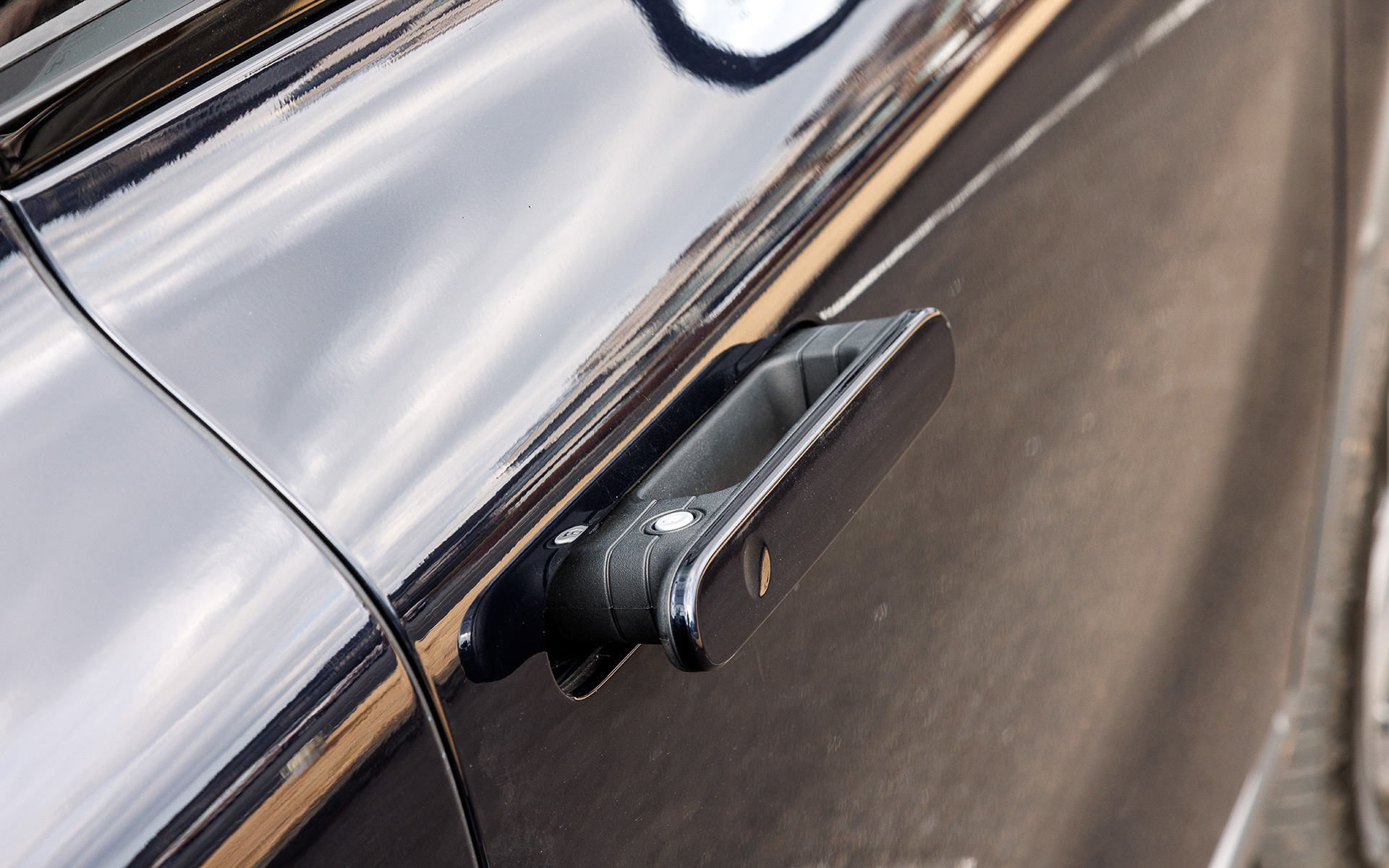 オートフラッシュドアハンドルやDピラーエアトンネルなどを用いてエアロダイナミクスを追求し、Cd値は0.32を実現