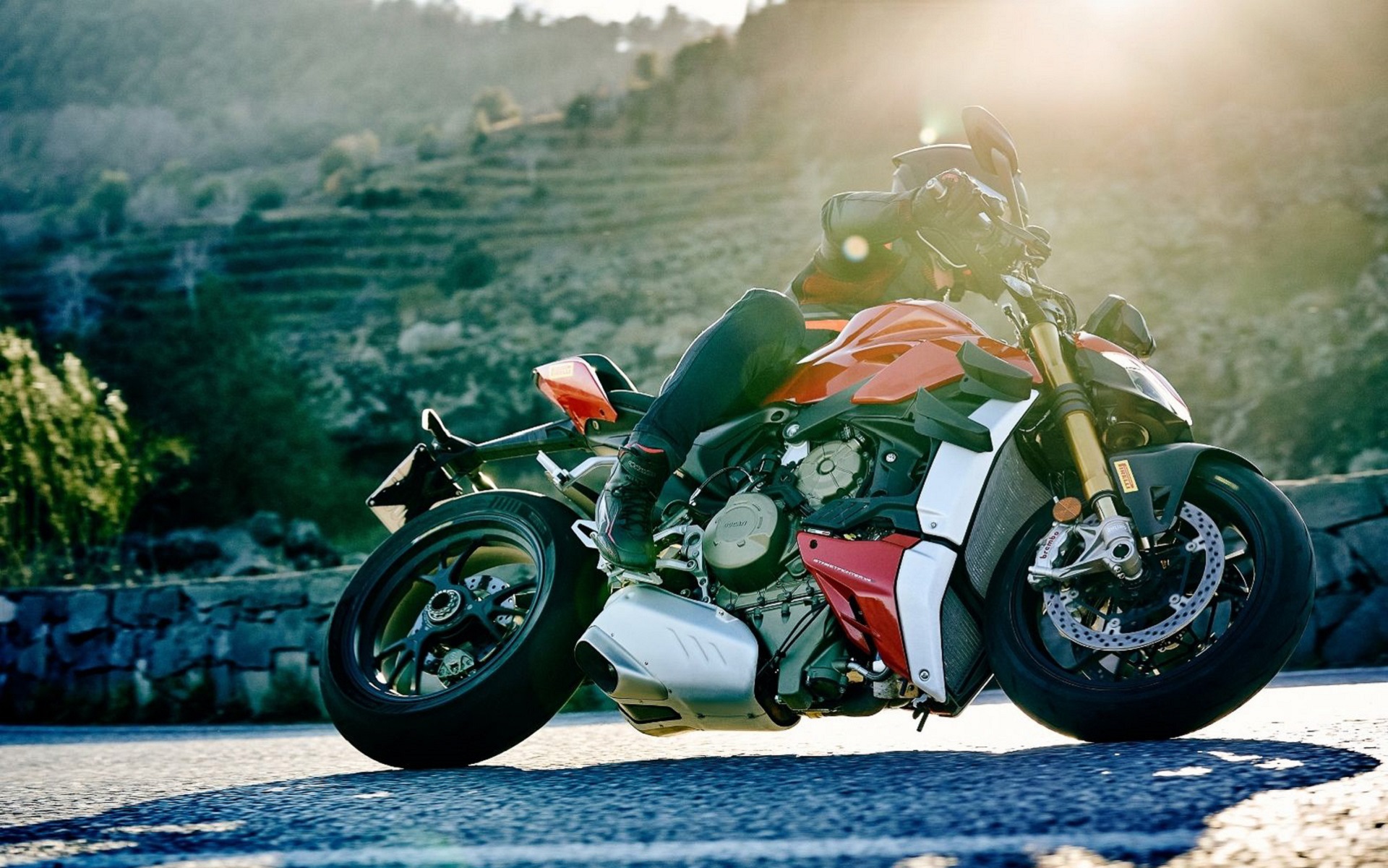 ピレリが高性能バイク用タイヤの新製品「ディアブロ ロッソ クワトロ コルサ」をリリースする