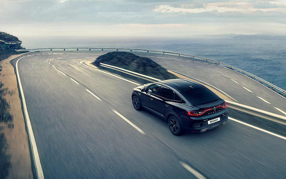 新型アルカナは独自に開発したハイブリッドシステム「E-TECH HYBRID」を搭載