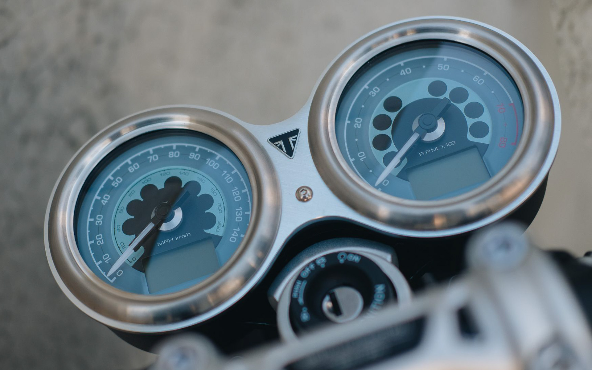 時計のデザインからインスピレーションを得たという特注メーターパネル