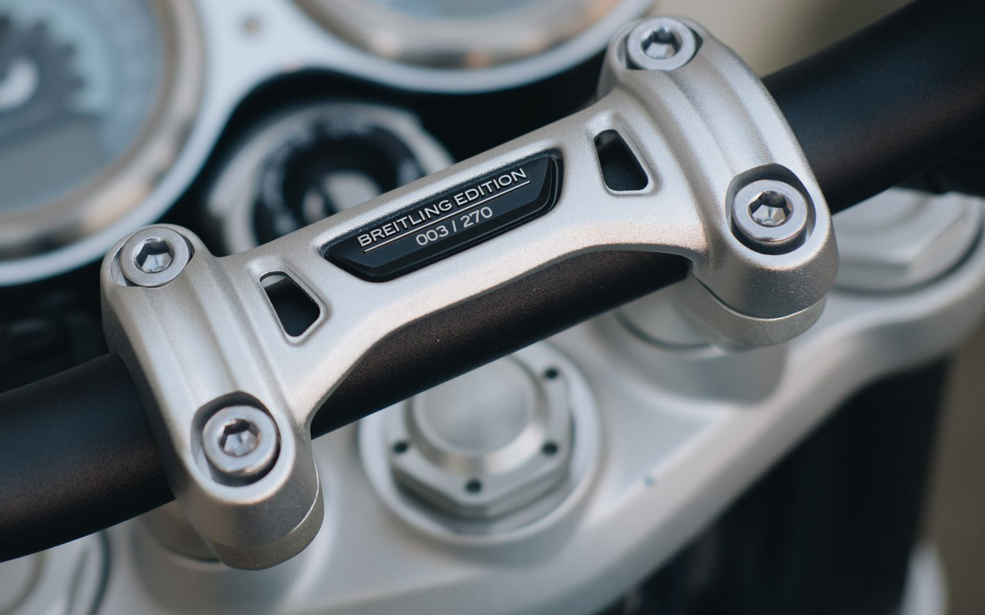 ハンドルバークランプにはシリアルナンバーが刻印される