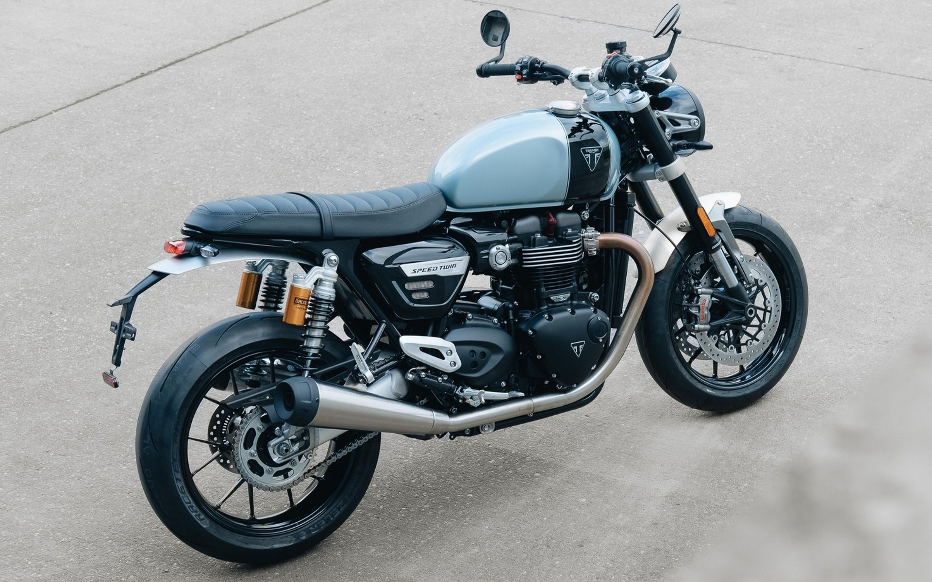 オーリンズ製ツインサスペンションユニット（グロスブラックスプリング付）を特別に装備