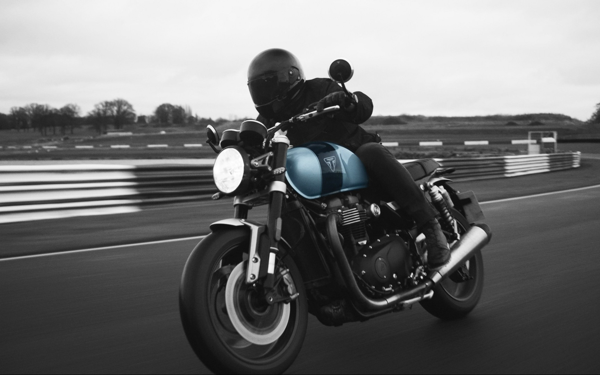 トライアンフ×ブライトリングの限定モデル「スピードツイン ブライトリング リミテッドエディション」が登場