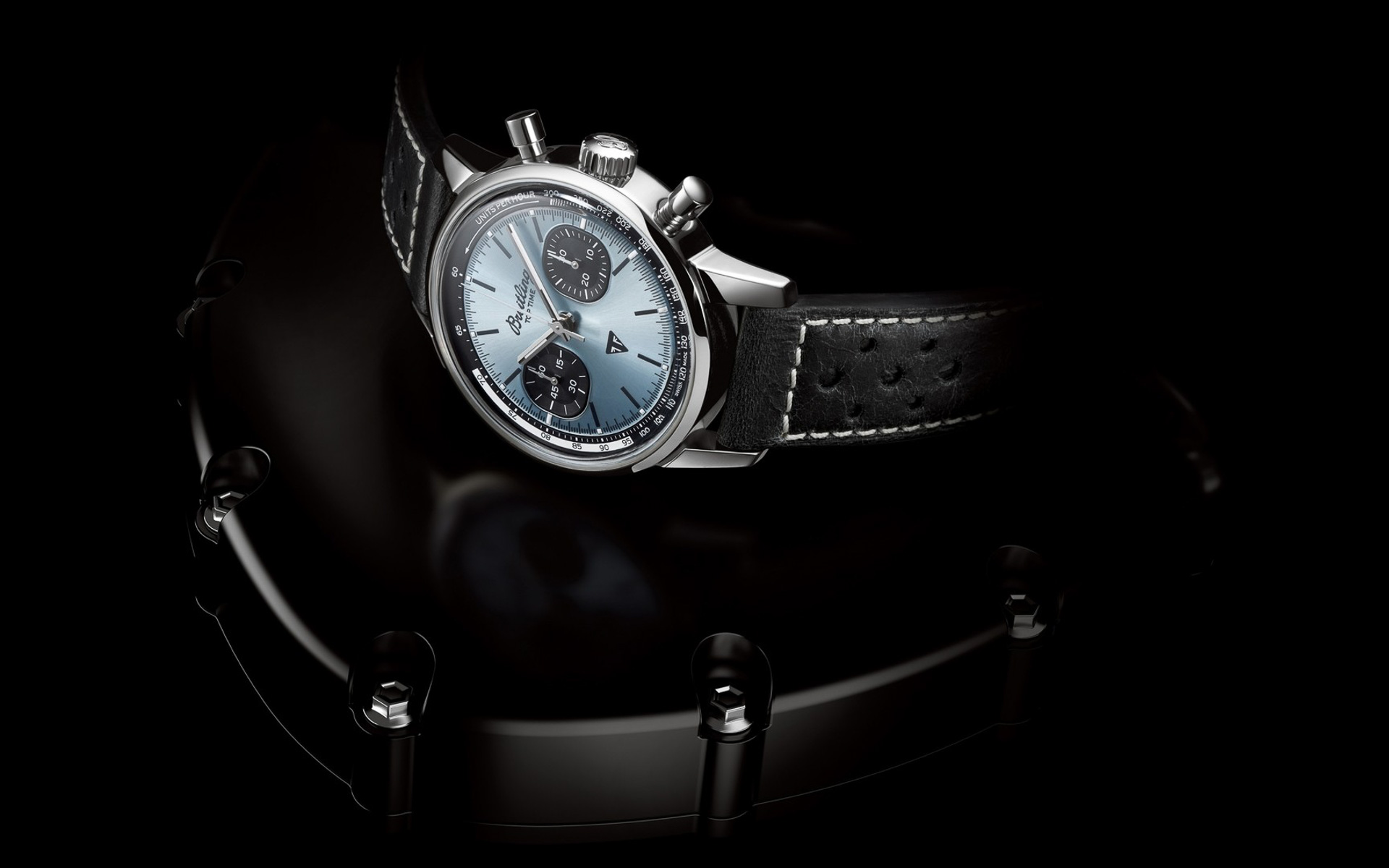 2022年8月22日までに注文するとバイクのシリアルナンバーと同じ数字を裏蓋に刻んでくれる