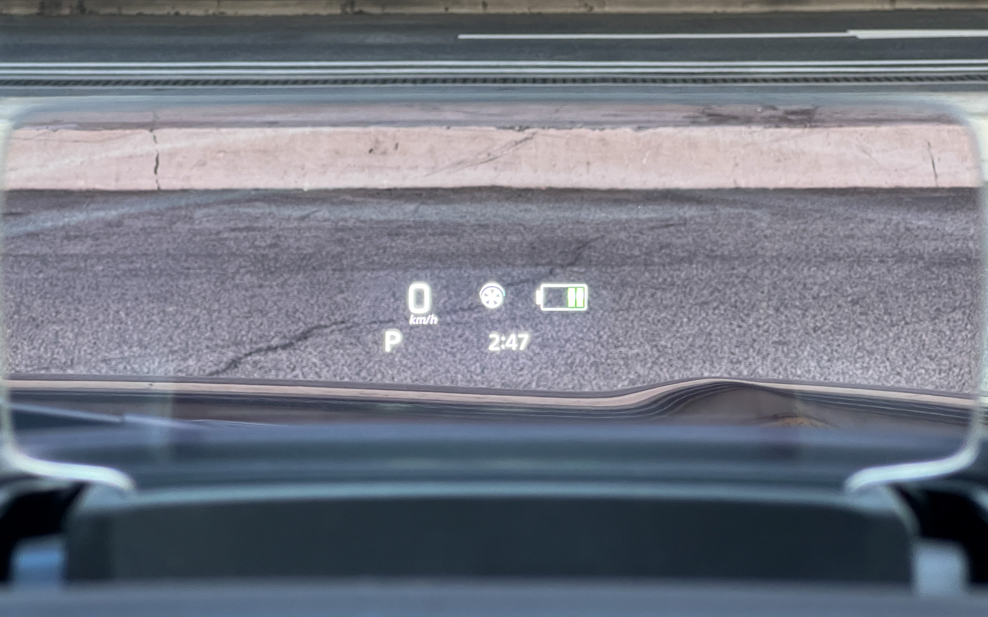 ヘッドアップディスプレイの見え方。レンズの角度はシートポジションに合わせて調整できる。カラー表示も可能