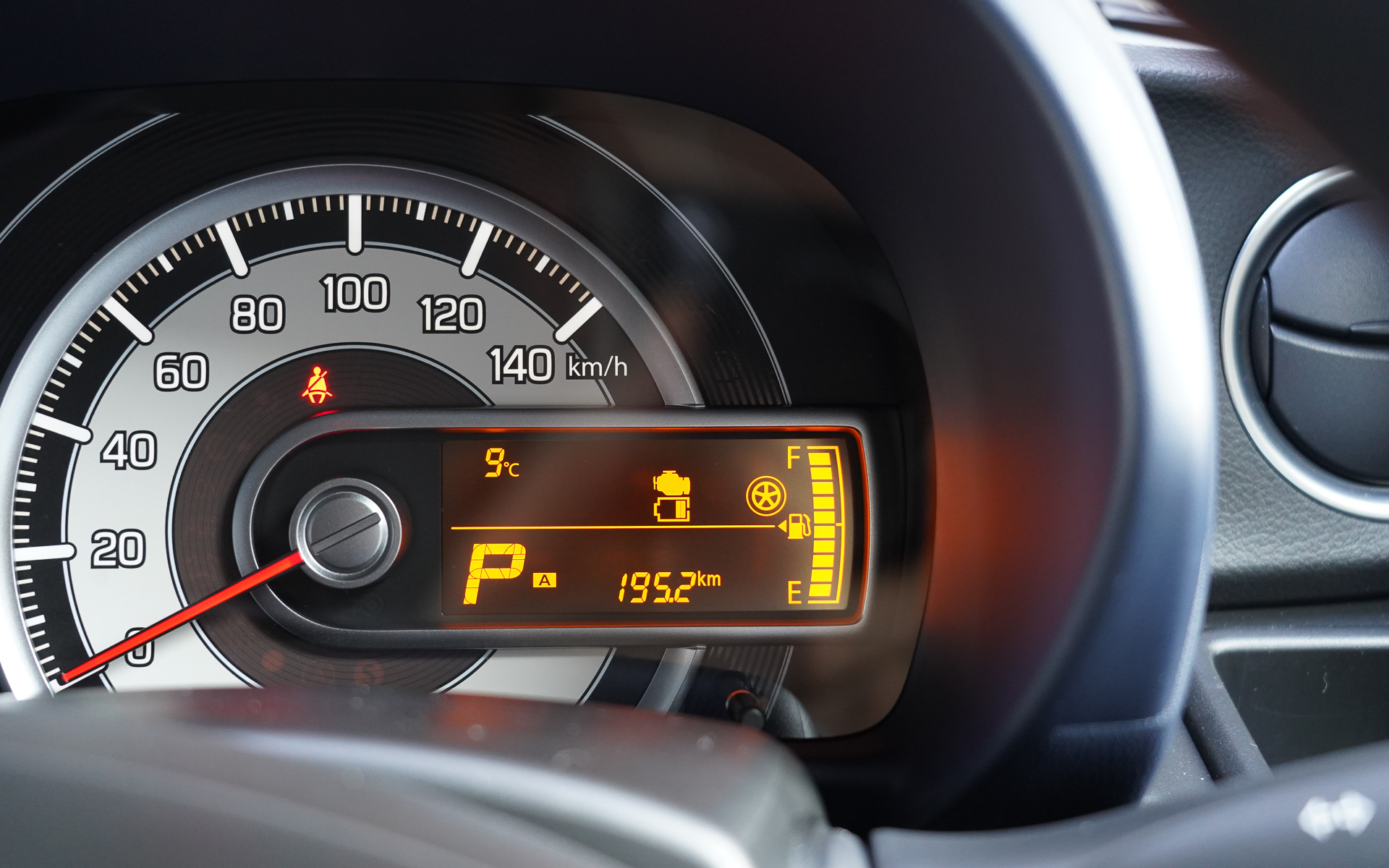 通常のメータークラスターにもタコメーターや回生情報などは表示されるが、ヘッドアップディスプレイの方が視線を落とさずに確認できるので、運転時にはより安心できる