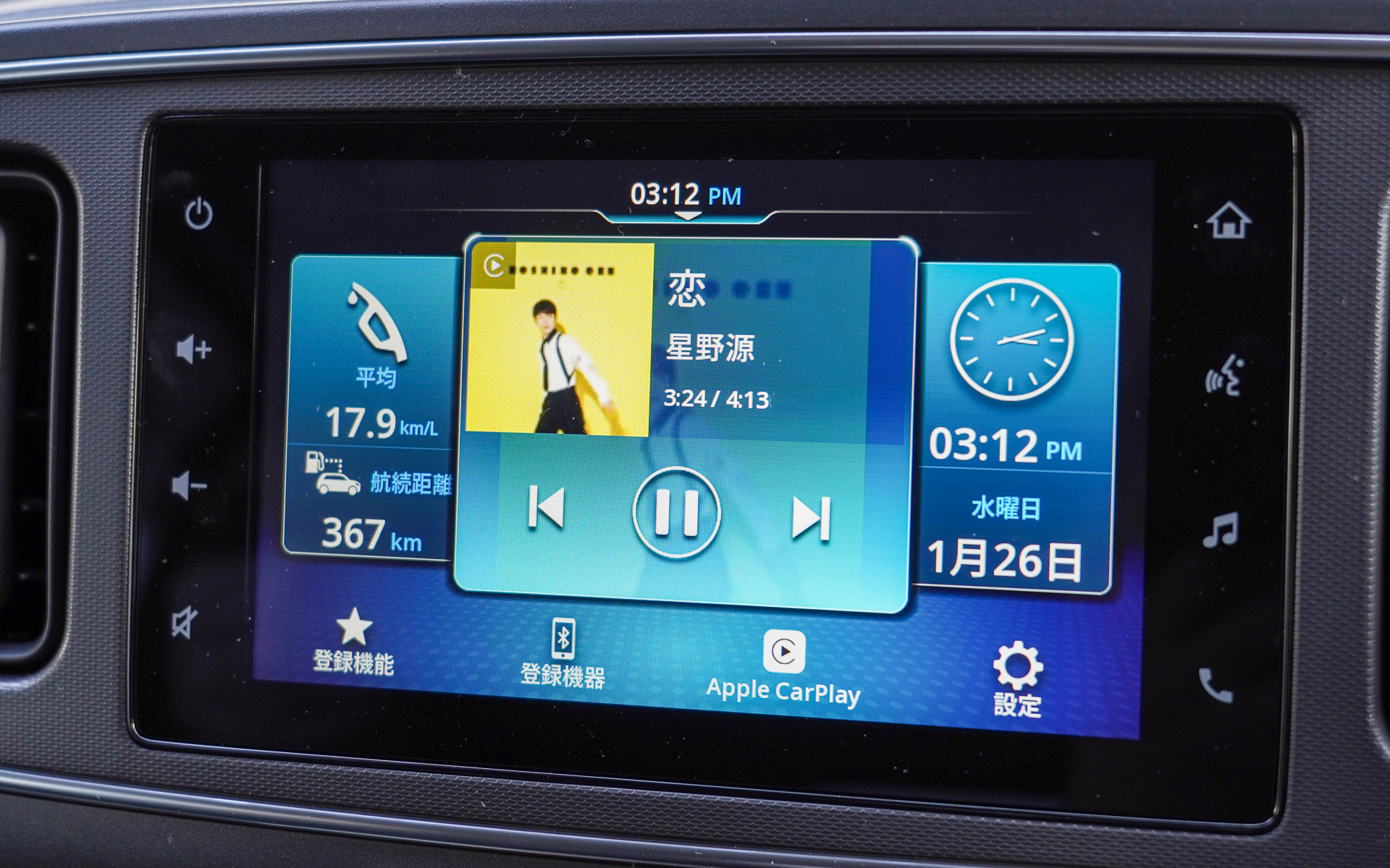 新型アルトのディスプレイオーディオのメイン画面。スマホが接続されていない場合や機器のインターフェースに降りてくるとこの画面が表示される。Apple CarPlayやAndroid Autoのボタンを押すとApple CarPlayとAndroid Autoに戻れる