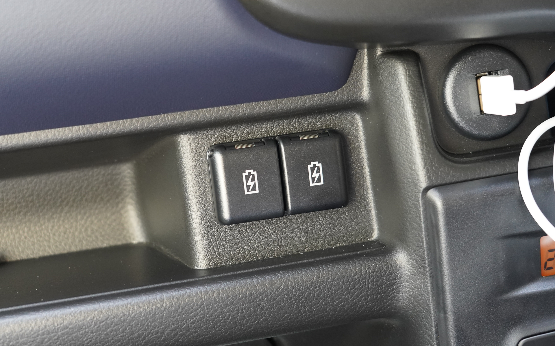 助手席側には2つのUSB-A端子があるが、充電専用となり、助手席の人や後ろの席の人のスマホが充電できる