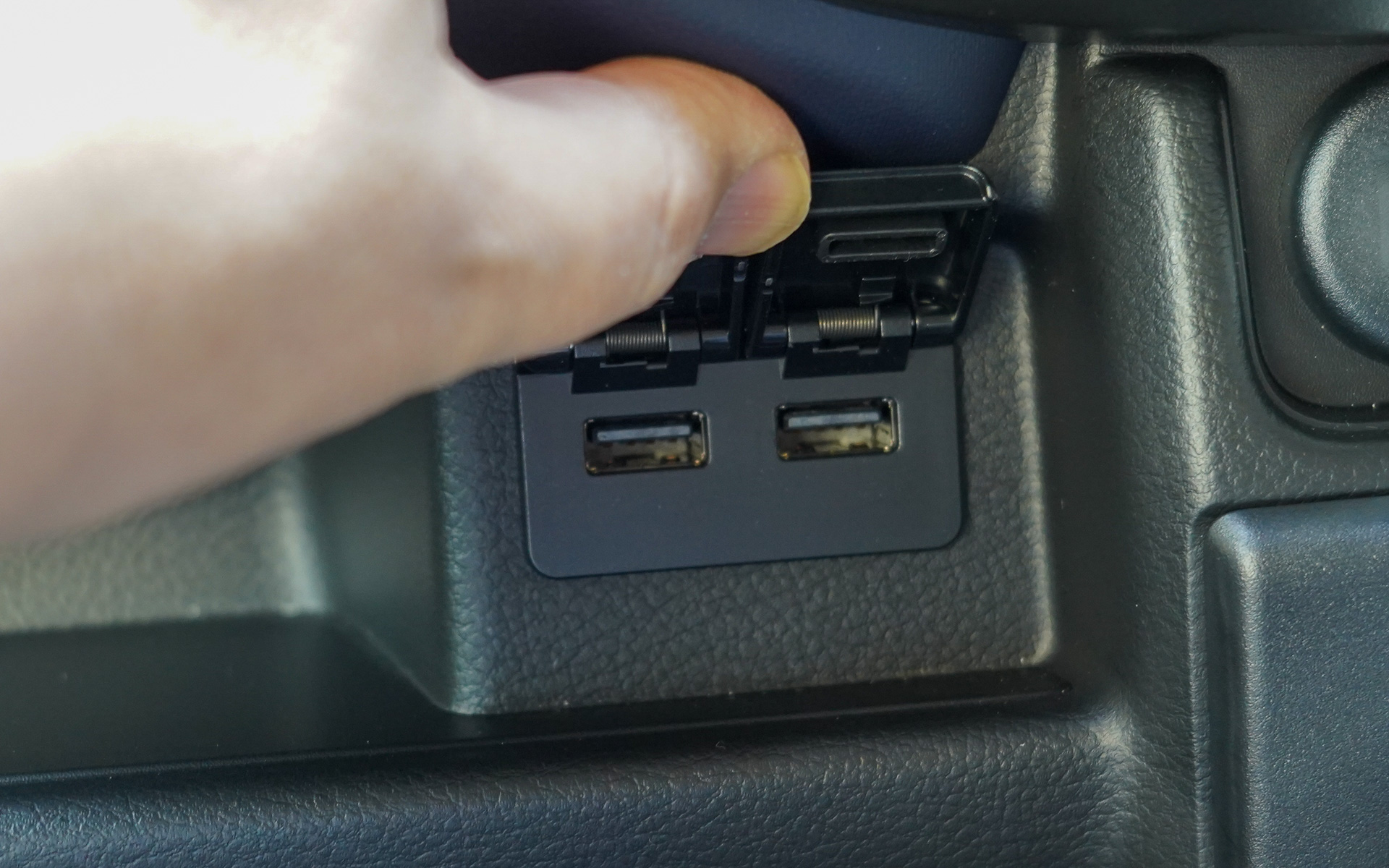 助手席側には2つのUSB-A端子があるが、充電専用となり、助手席の人や後ろの席の人のスマホが充電できる