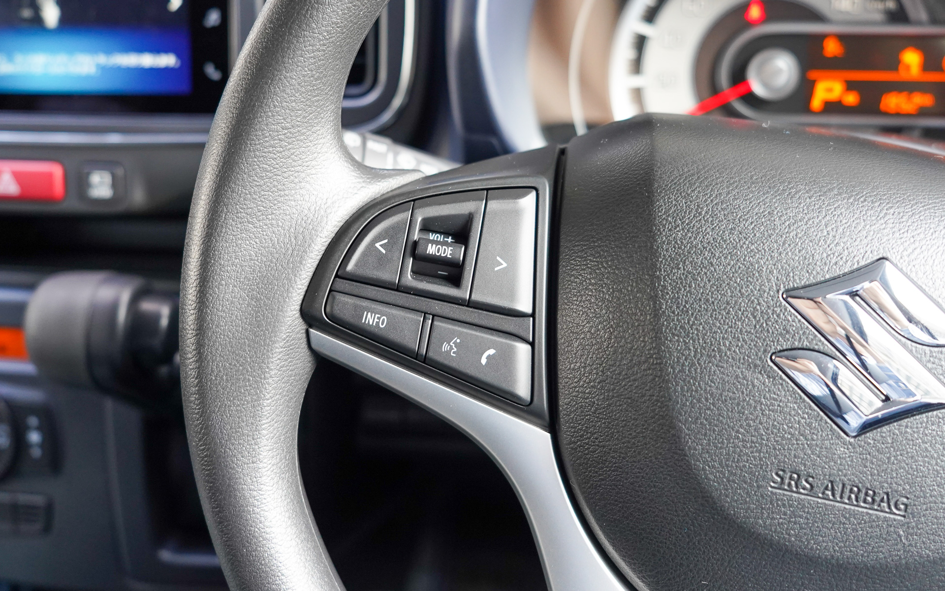 ステアリングに付いている音声認識のボタンを長押しするとApple CarPlayないしはAndroid Autoで音声検索ができる