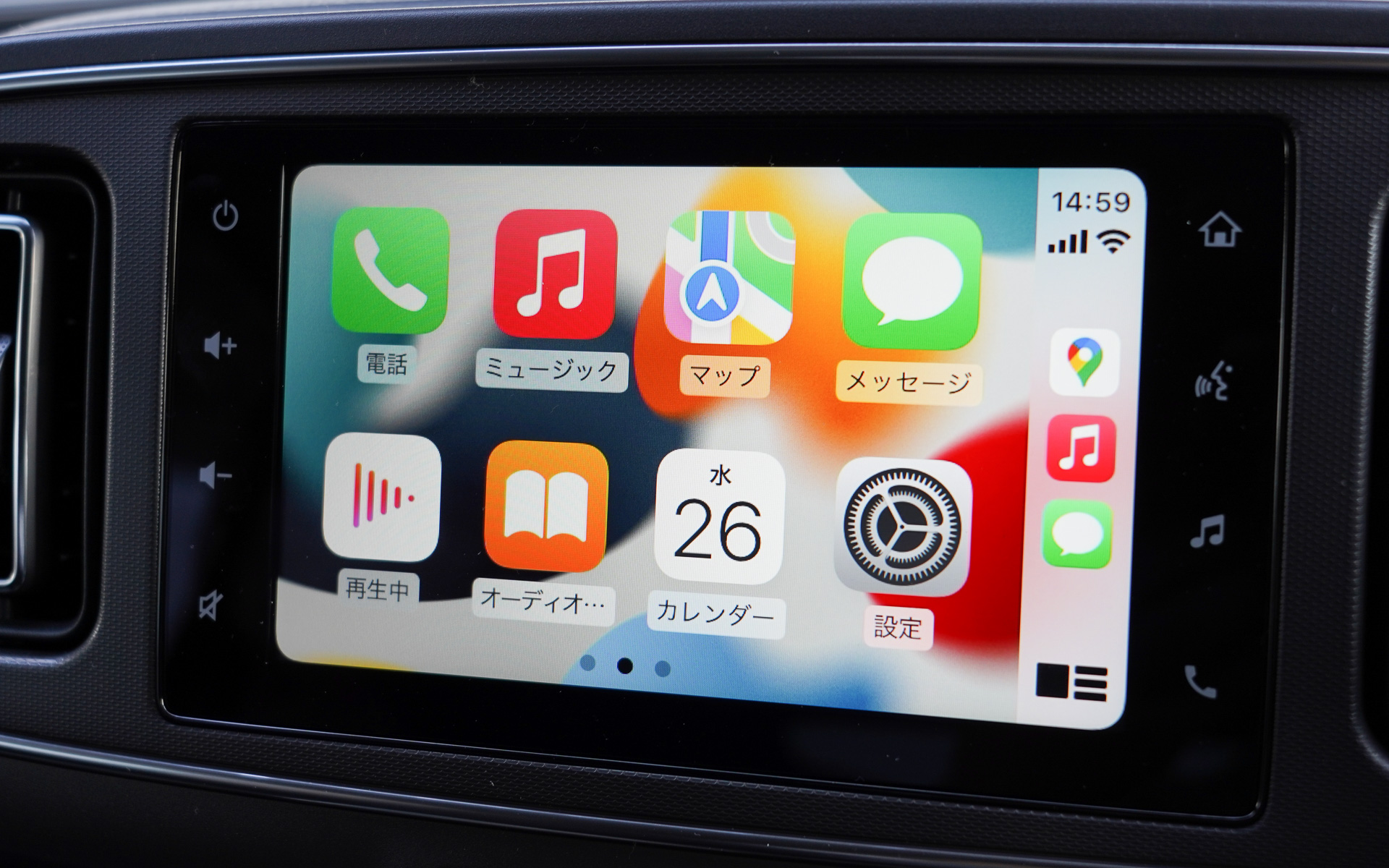 Apple CarPlayでiPhoneを接続して利用している様子