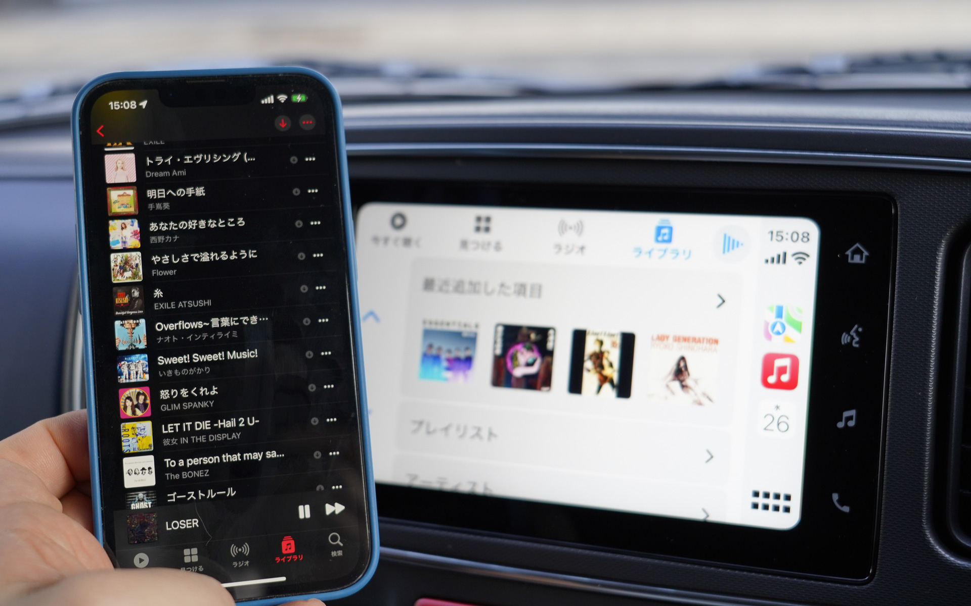 スマホのプレイリストなどが画面側に表示され、そちらから探したり、音声検索で曲をかけたりも可能